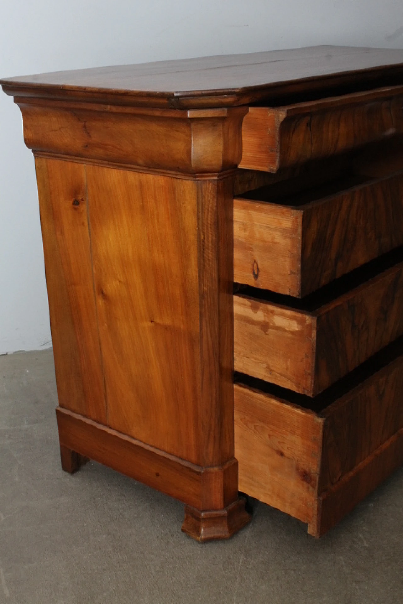 Chest of drawers in solid cappuccino blond walnut and burl, 1850 7