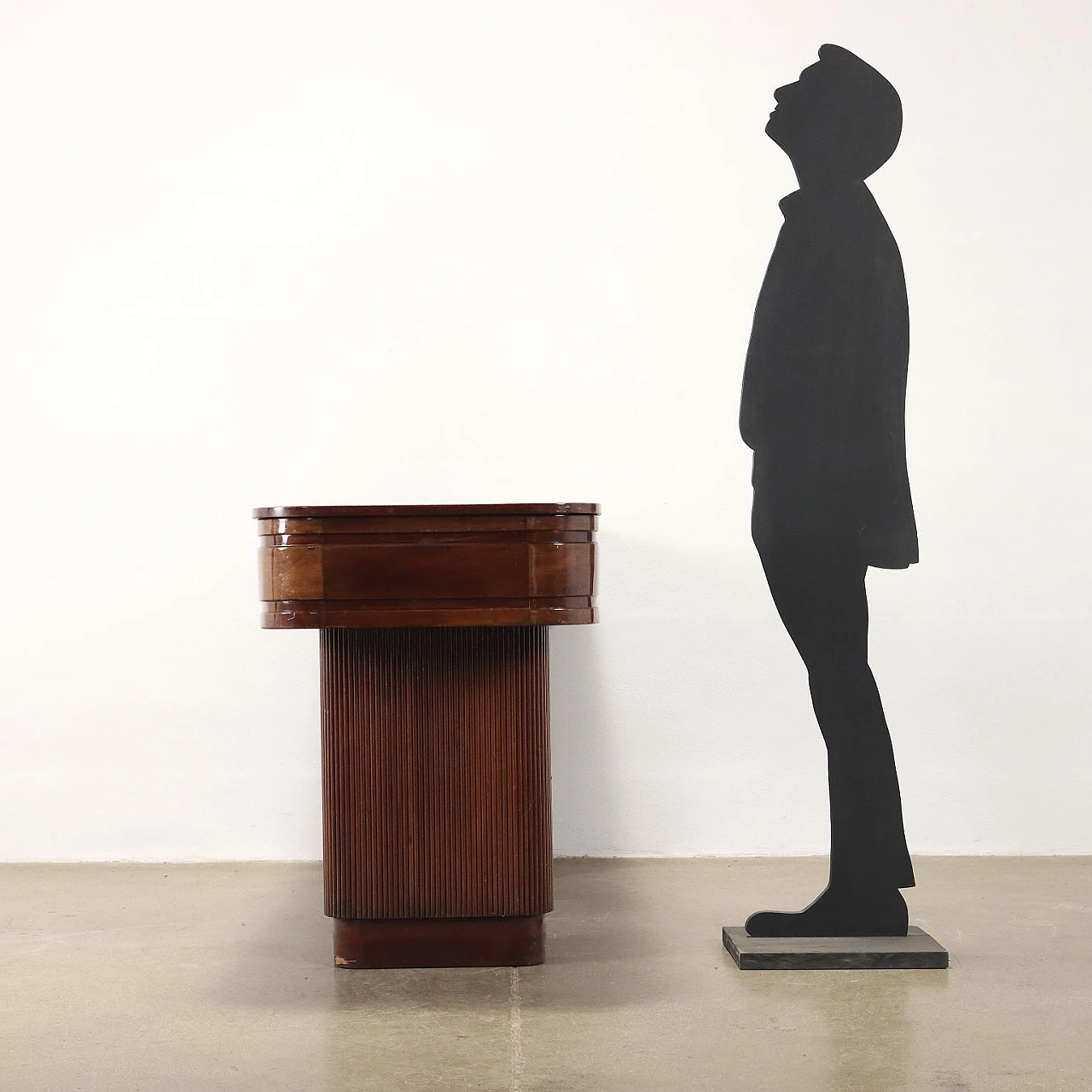 Mahogany veneered wooden shop counter with grissinate legs, 1960s 2