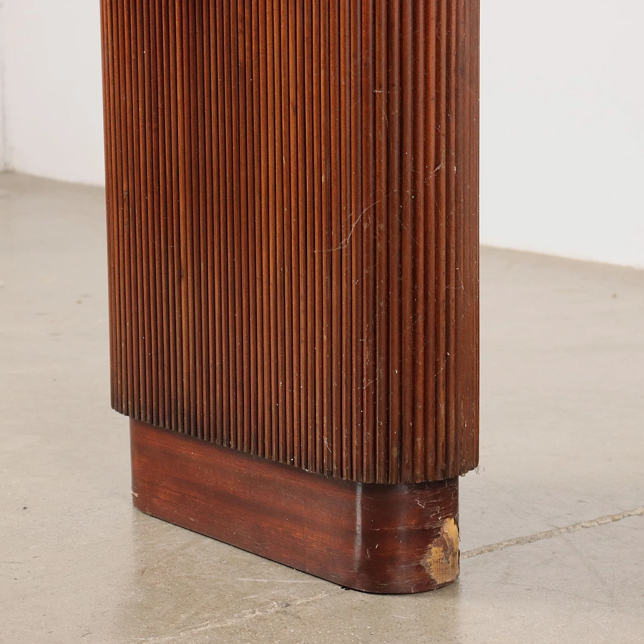 Mahogany veneered wooden shop counter with grissinate legs, 1960s 9