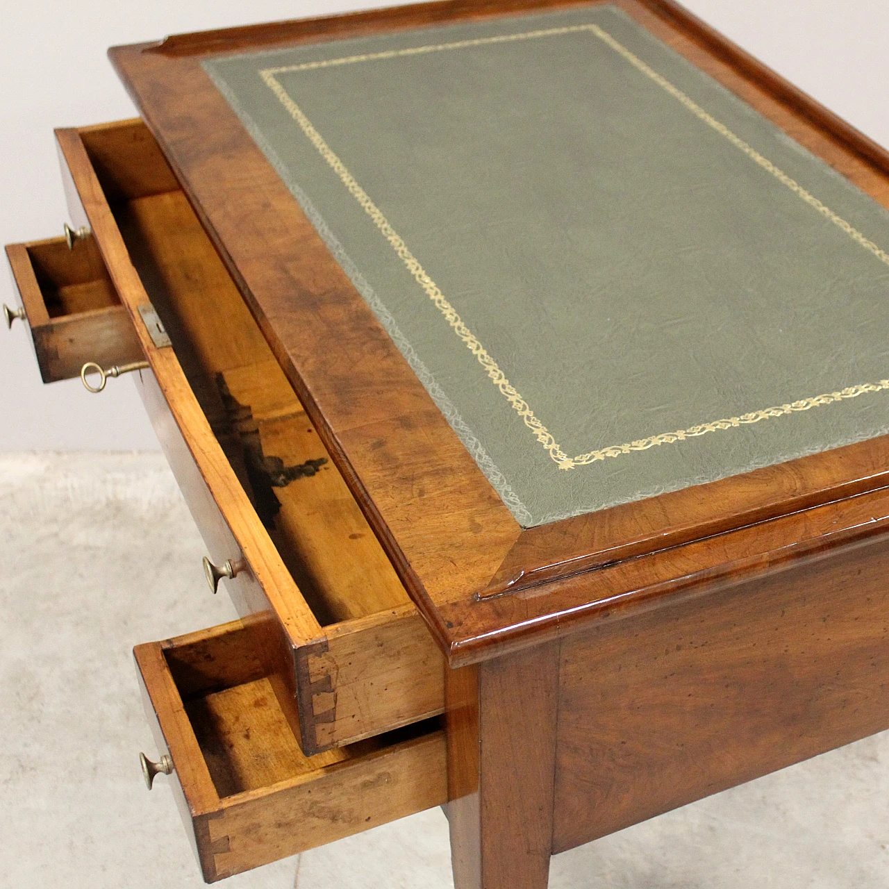 Direttorio writing desk in  Italian walnut, 19th century 11