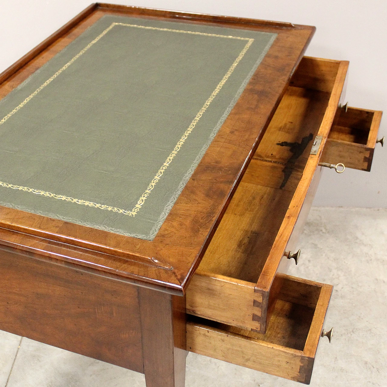 Direttorio writing desk in  Italian walnut, 19th century 12