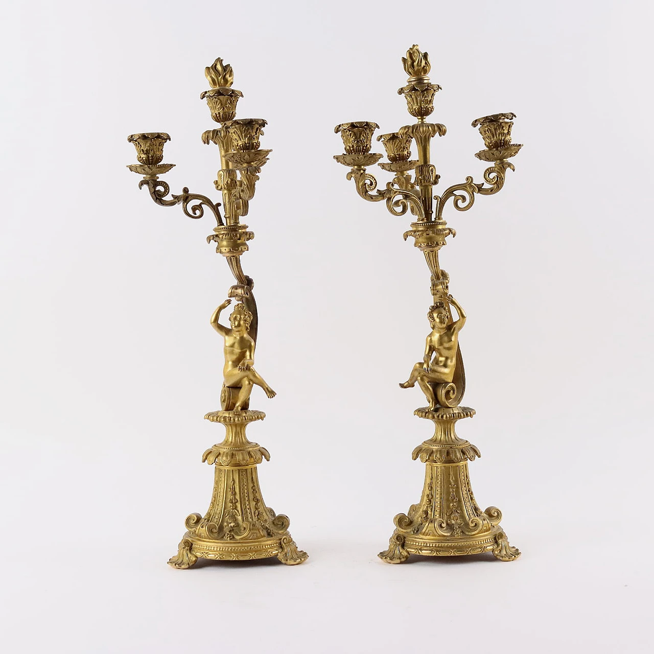 Coppia di Candelabri in Bronzo Dorato 3