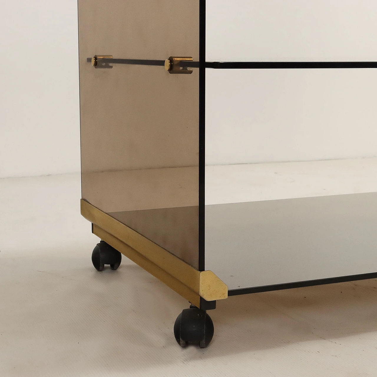 Carrello porta TV in vetro fumè di Gallotti e Radice, anni '80 8