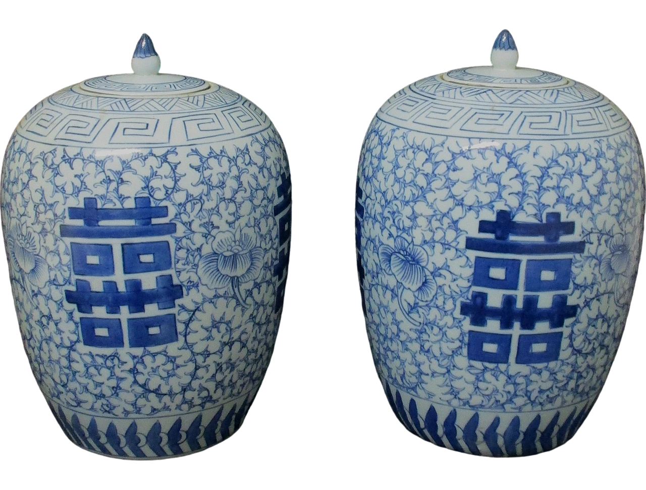 White an d blue pair of painted porcelain oriental vases, 20th century 6