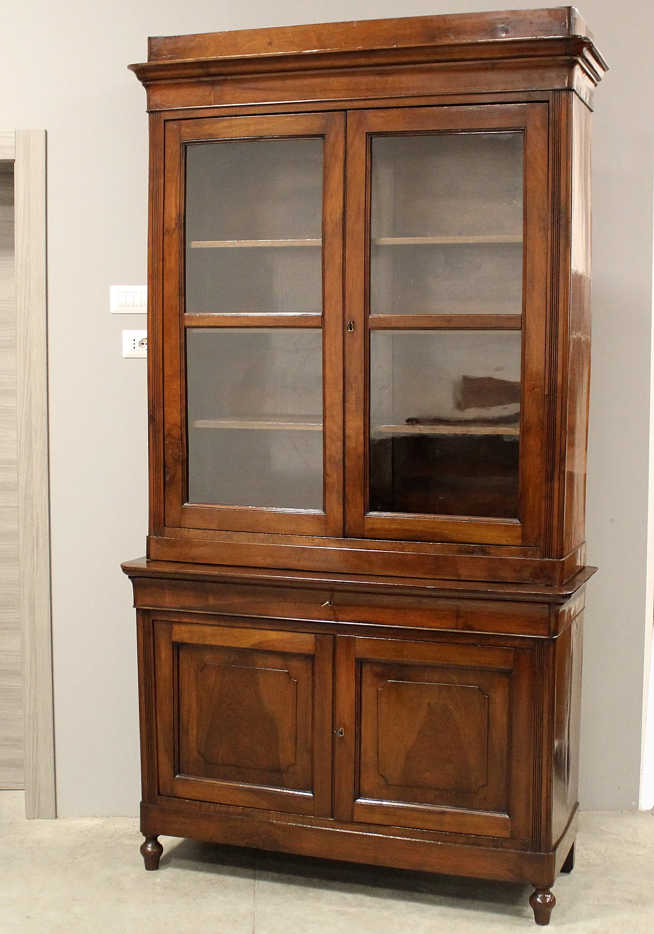 Louis Philippe display cabinet in Italian walnut, 19th century 1