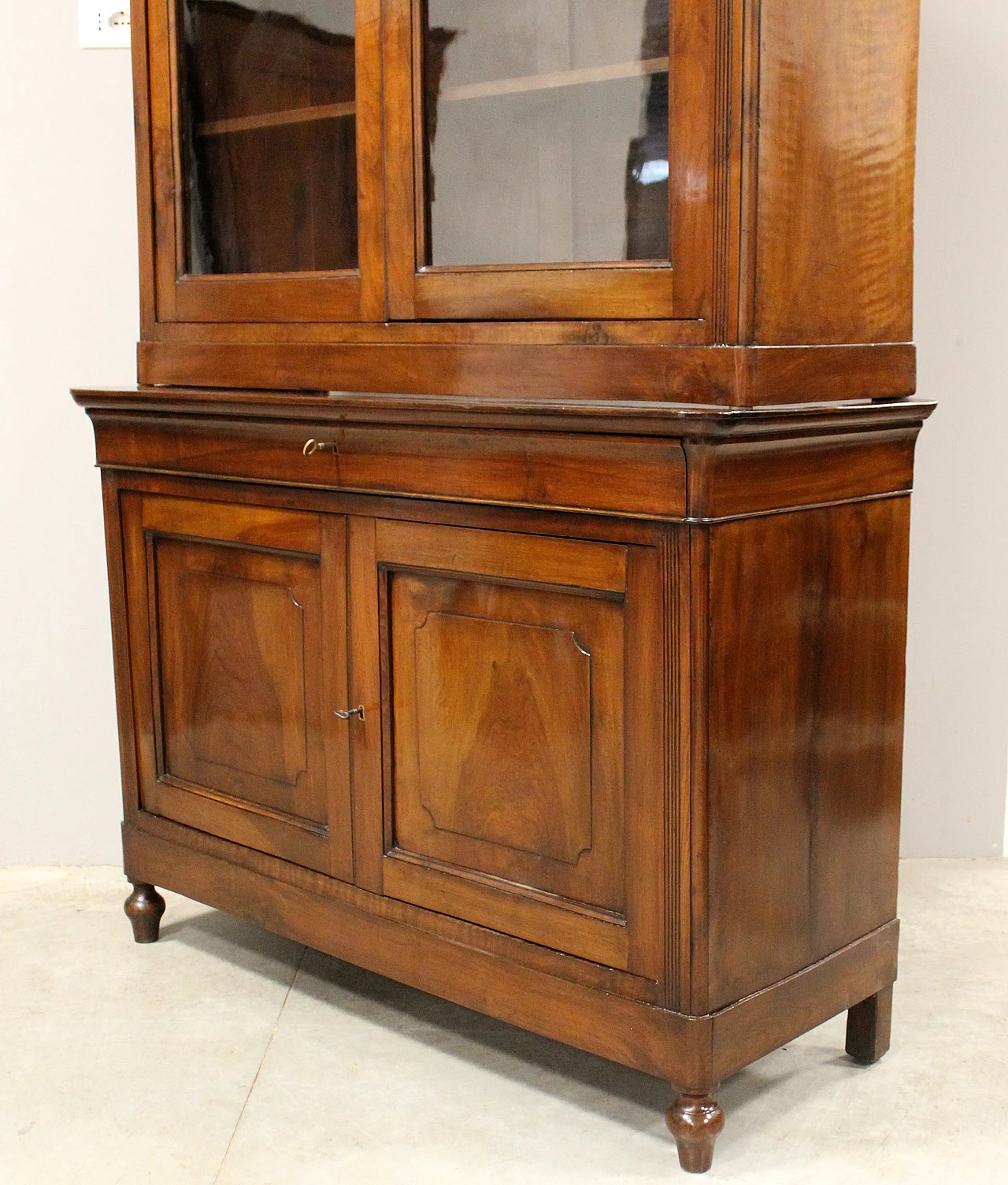 Louis Philippe display cabinet in Italian walnut, 19th century 10