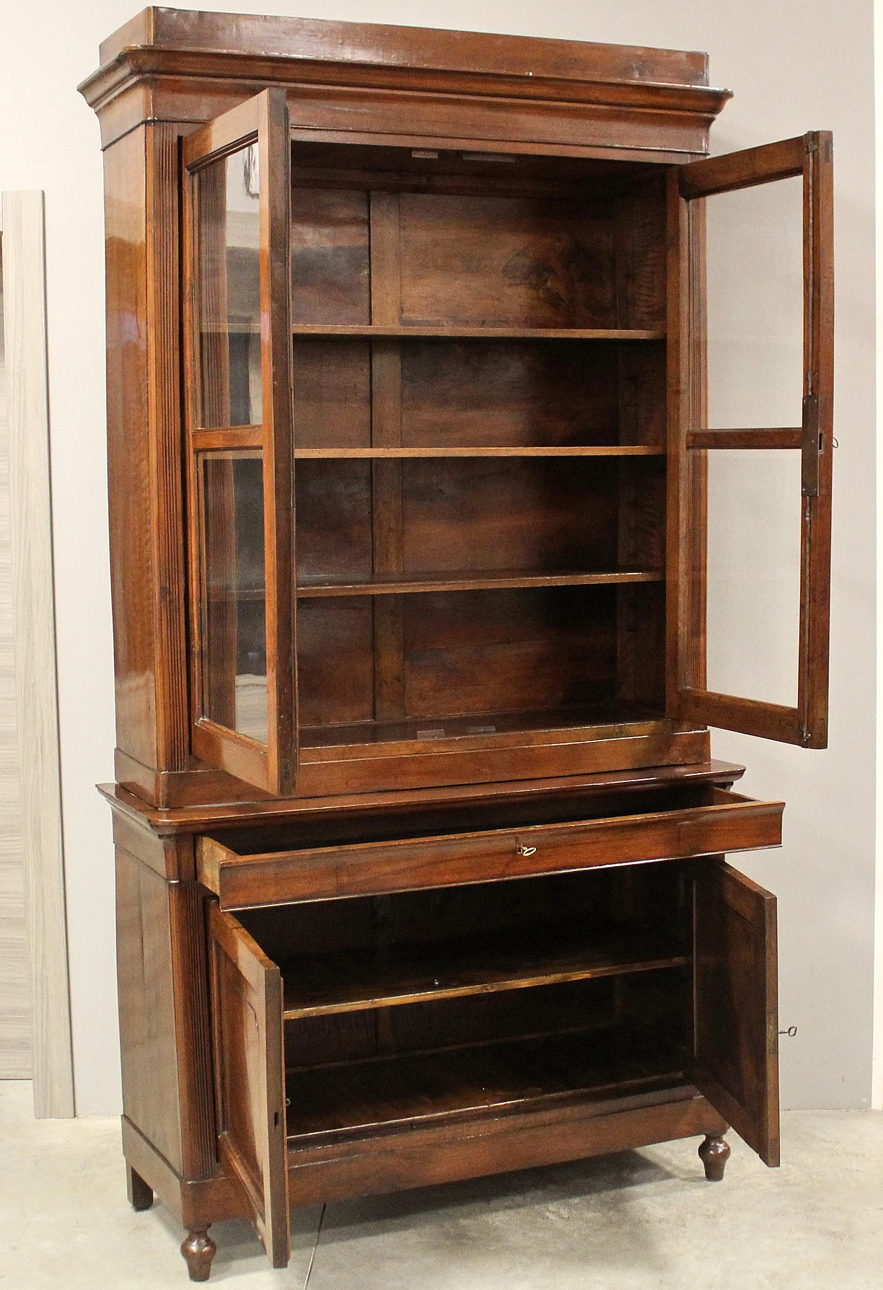 Louis Philippe display cabinet in Italian walnut, 19th century 11