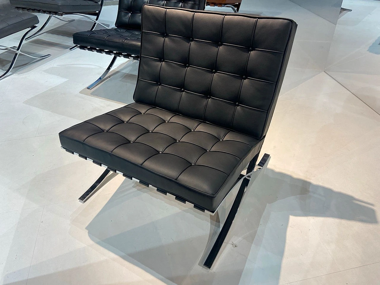 Knoll International Barcelona in pelle Martellata nera Volo 2