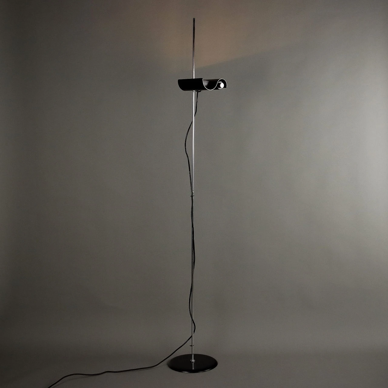 DIM floor lamp in metal & aluminium by V. Magistretti for Oluce, 1970s 1