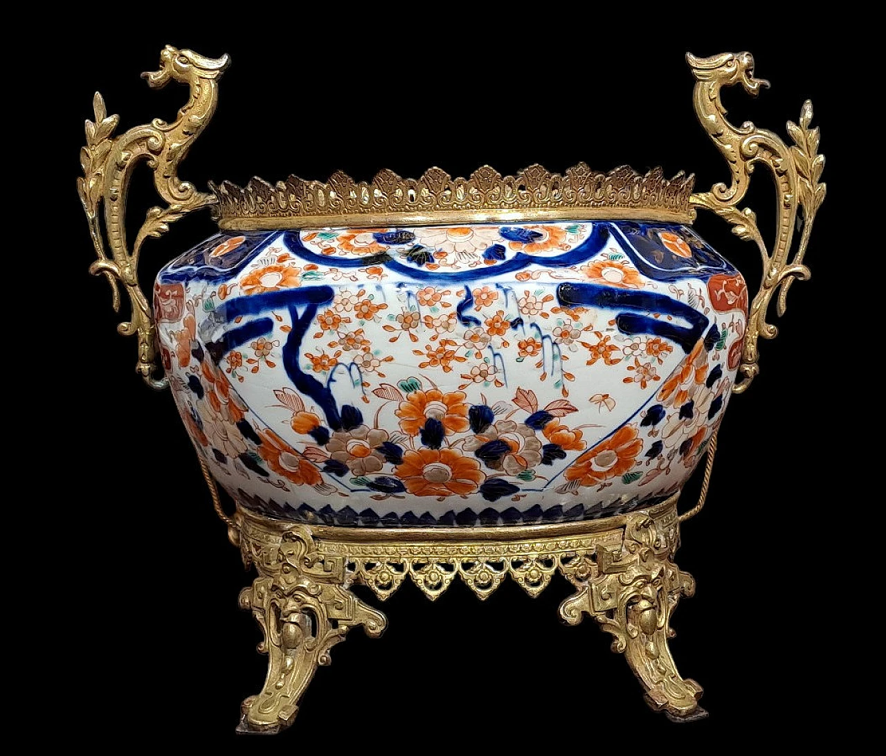 Japanese porcelain cache-pot with handles, Meiji epoch, 19th century 1