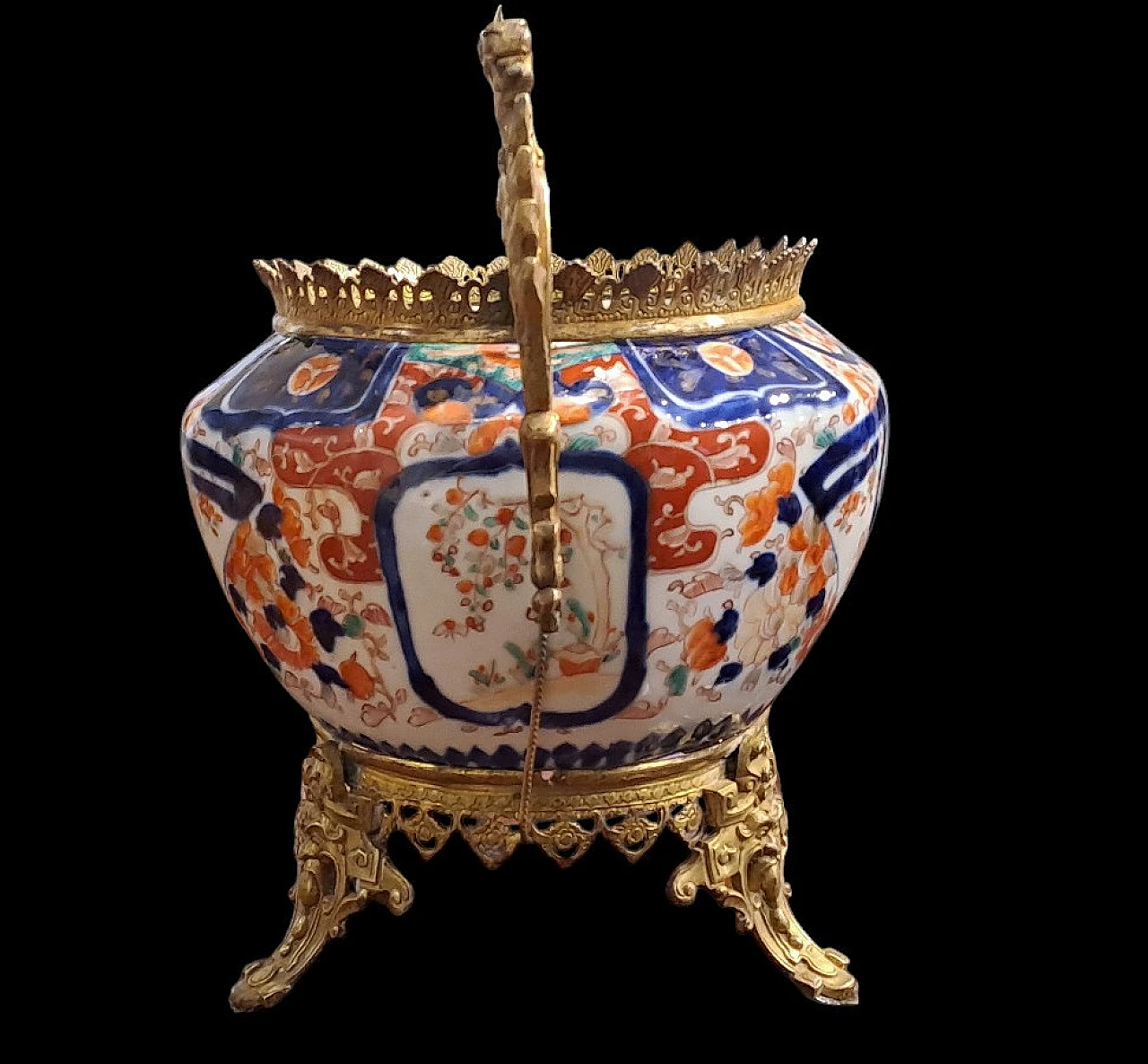 Japanese porcelain cache-pot with handles, Meiji epoch, 19th century 3