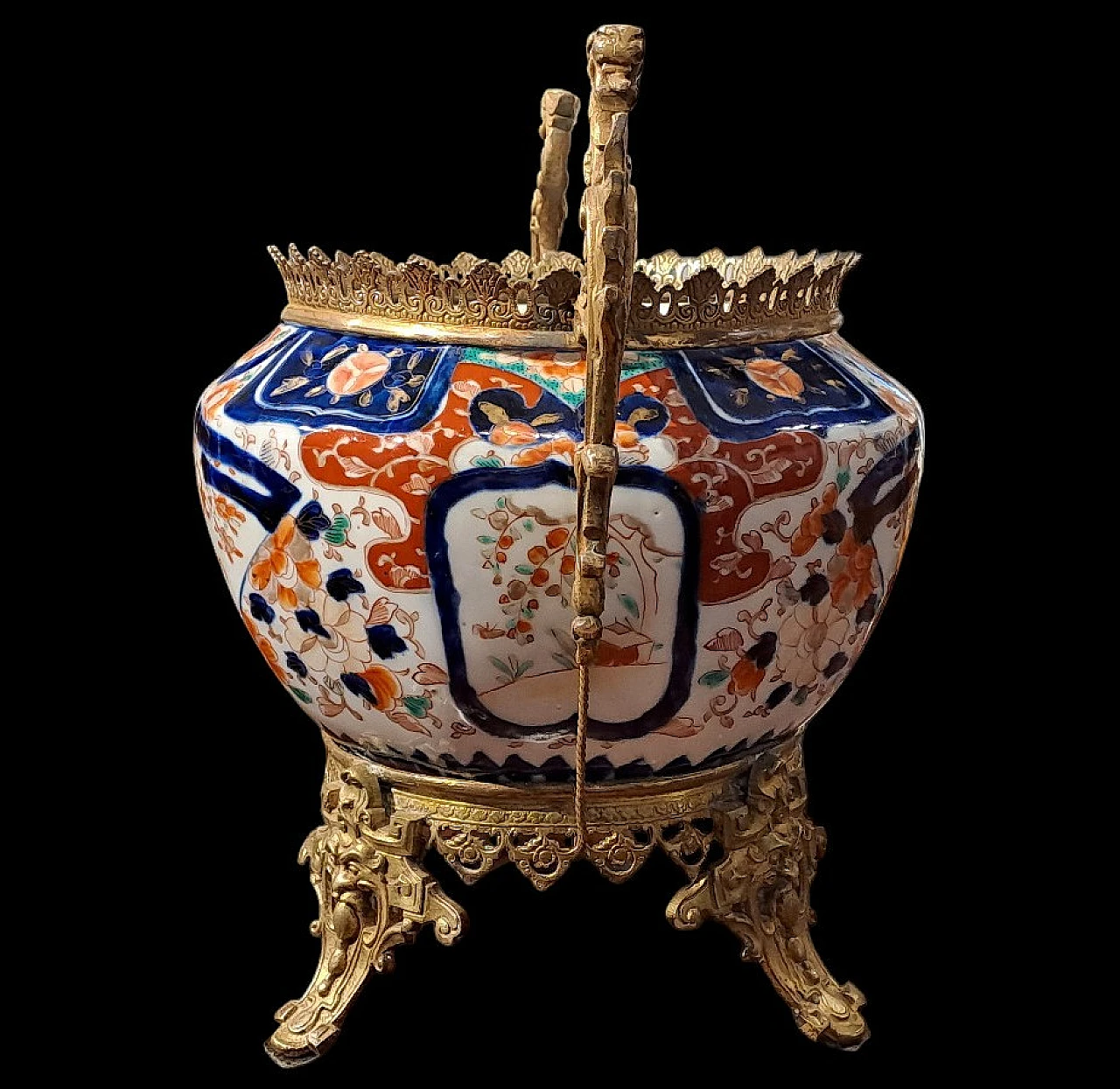 Japanese porcelain cache-pot with handles, Meiji epoch, 19th century 4