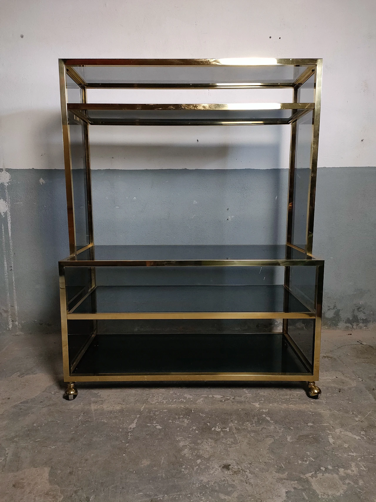 70s TV stand in brass and bronzed glass 1