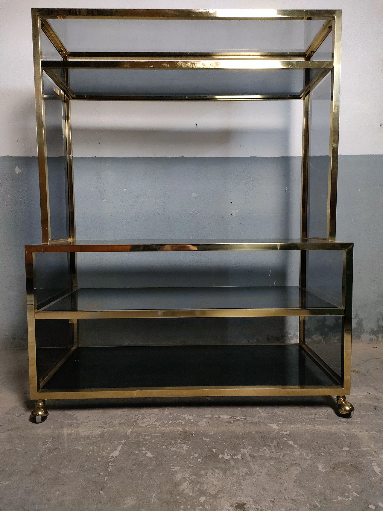 70s TV stand in brass and bronzed glass 2