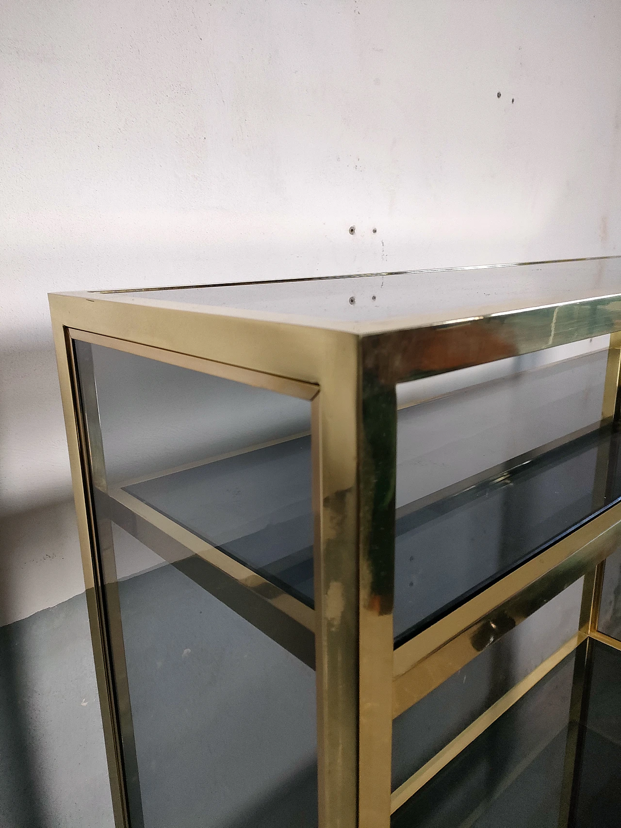 70s TV stand in brass and bronzed glass 3