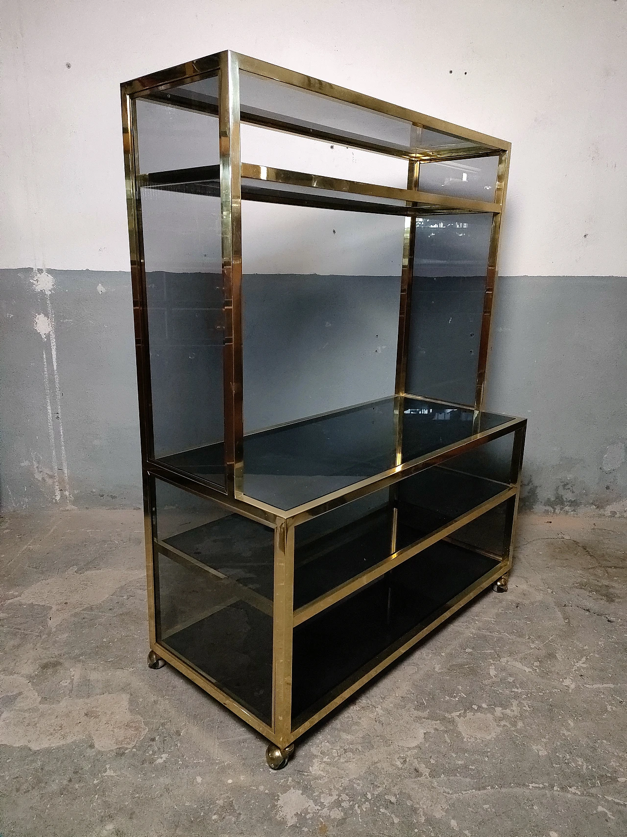 70s TV stand in brass and bronzed glass 5