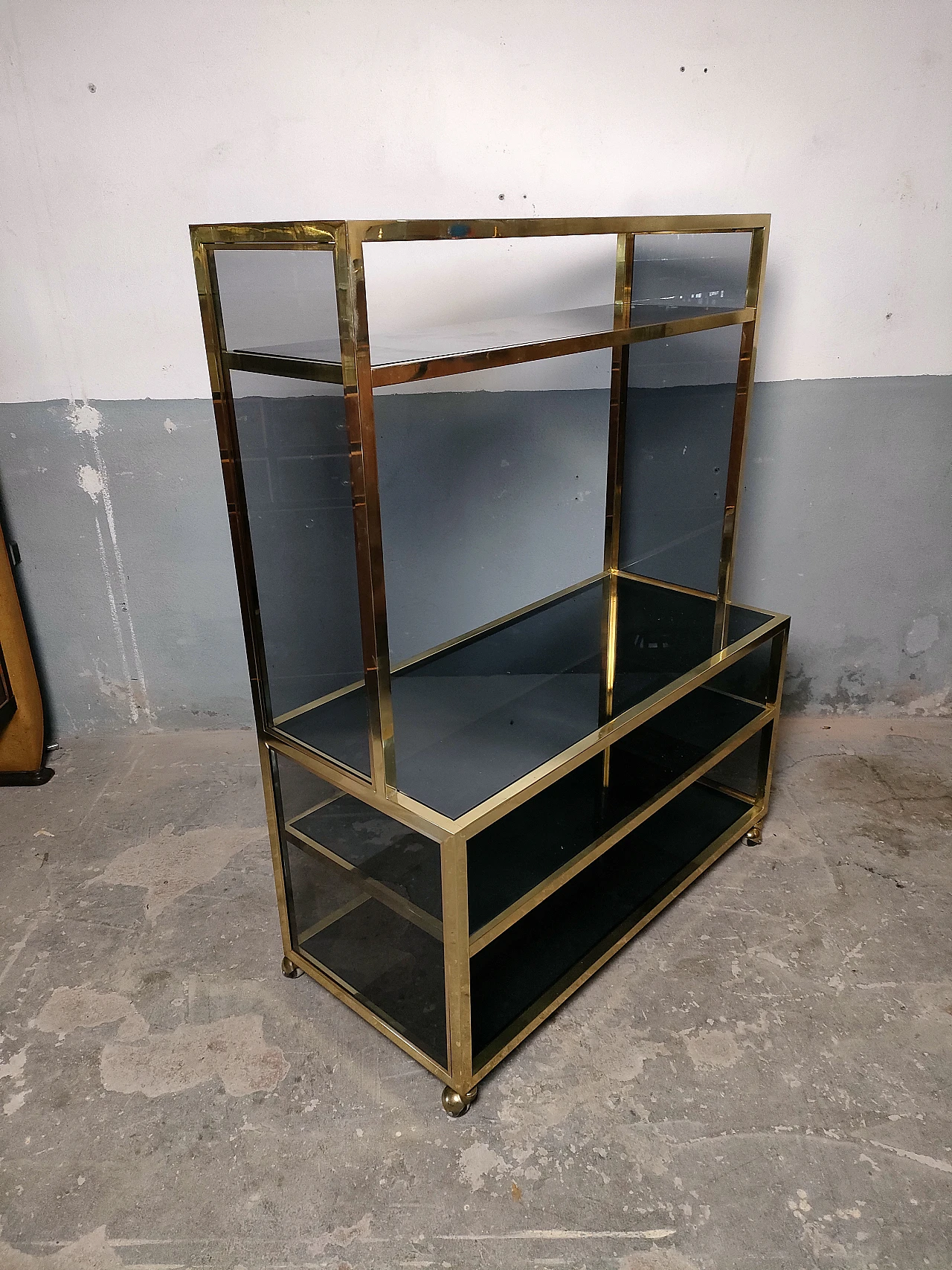 70s TV stand in brass and bronzed glass 6