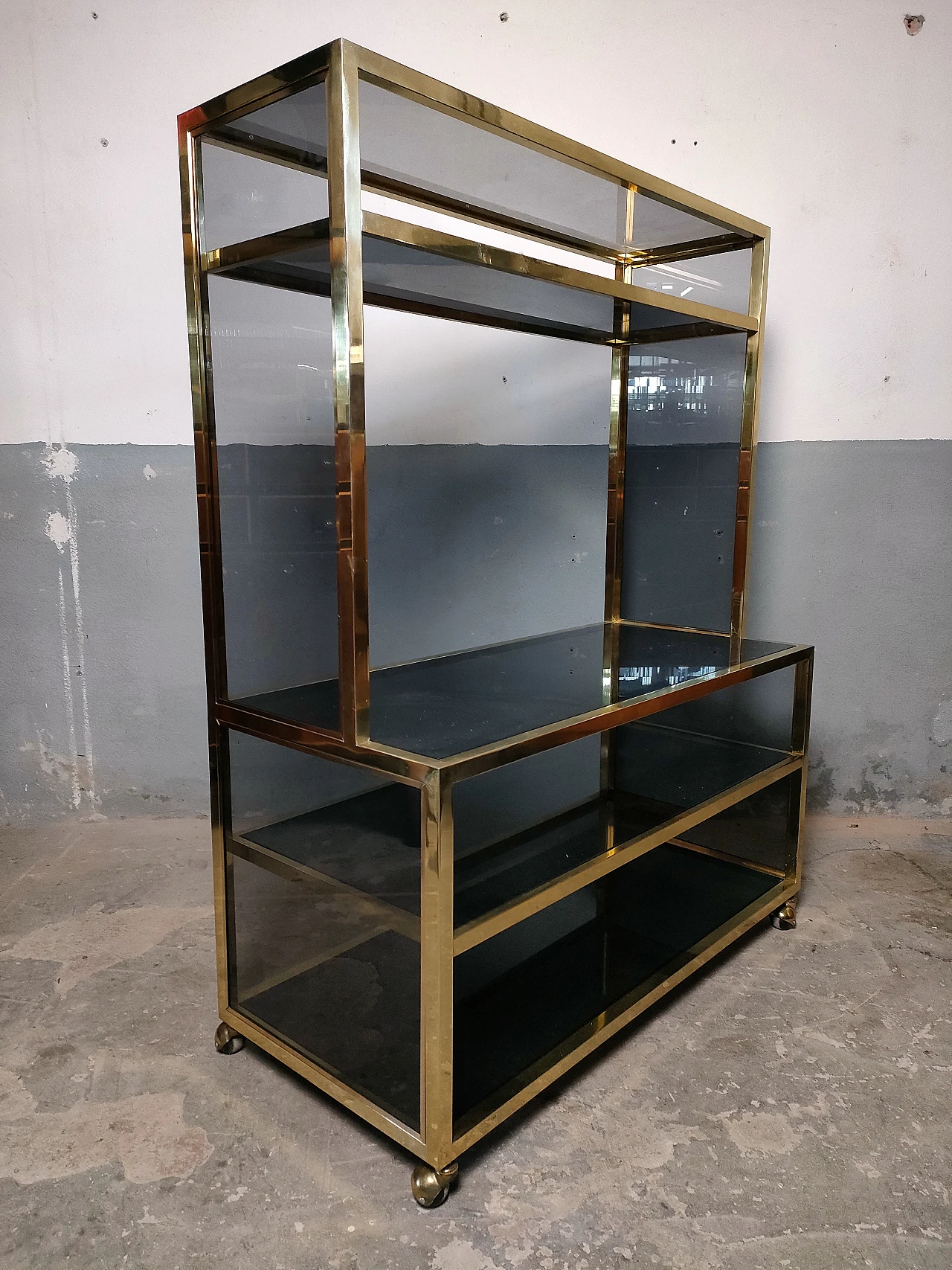 70s TV stand in brass and bronzed glass 7