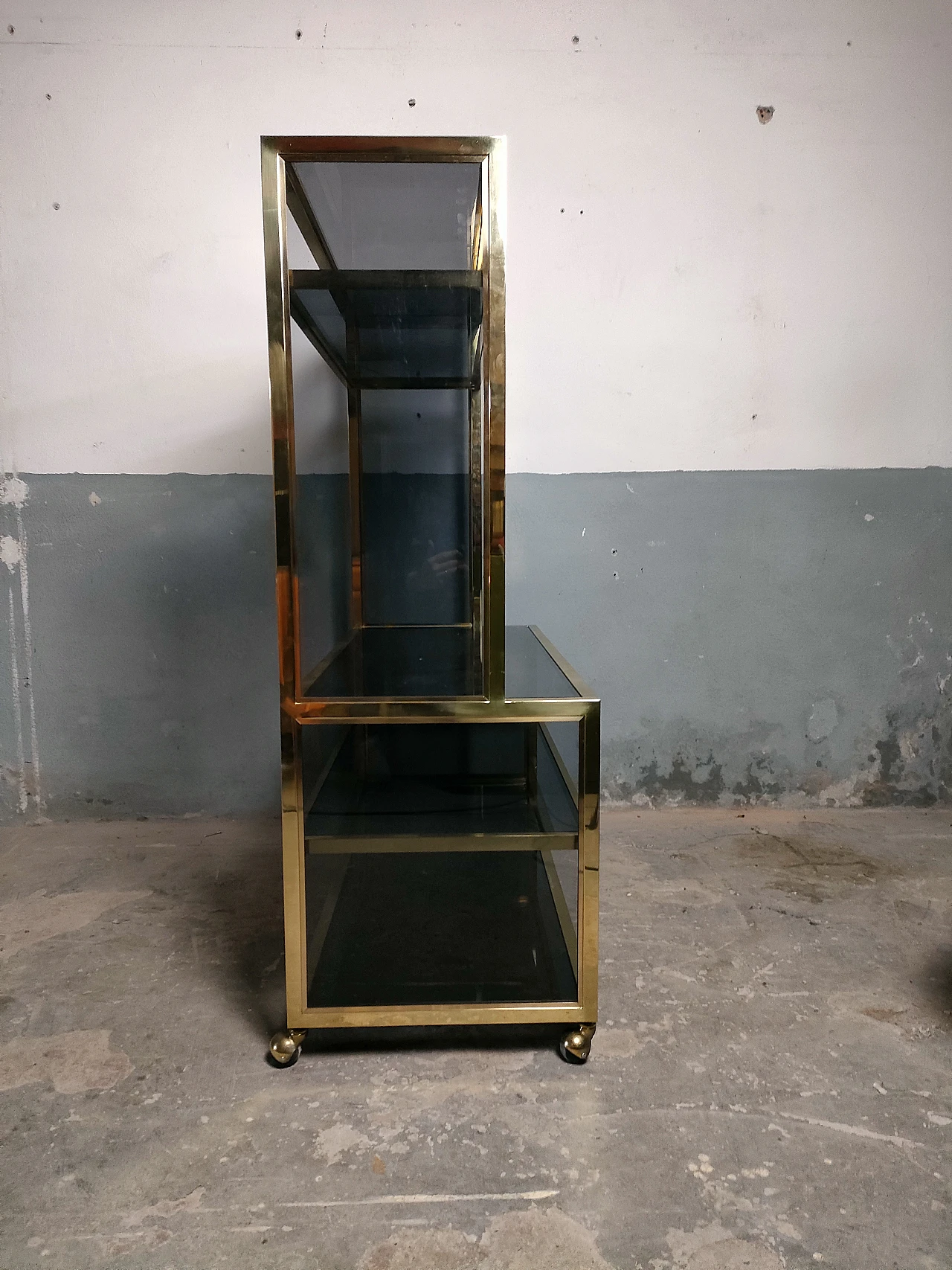 70s TV stand in brass and bronzed glass 8