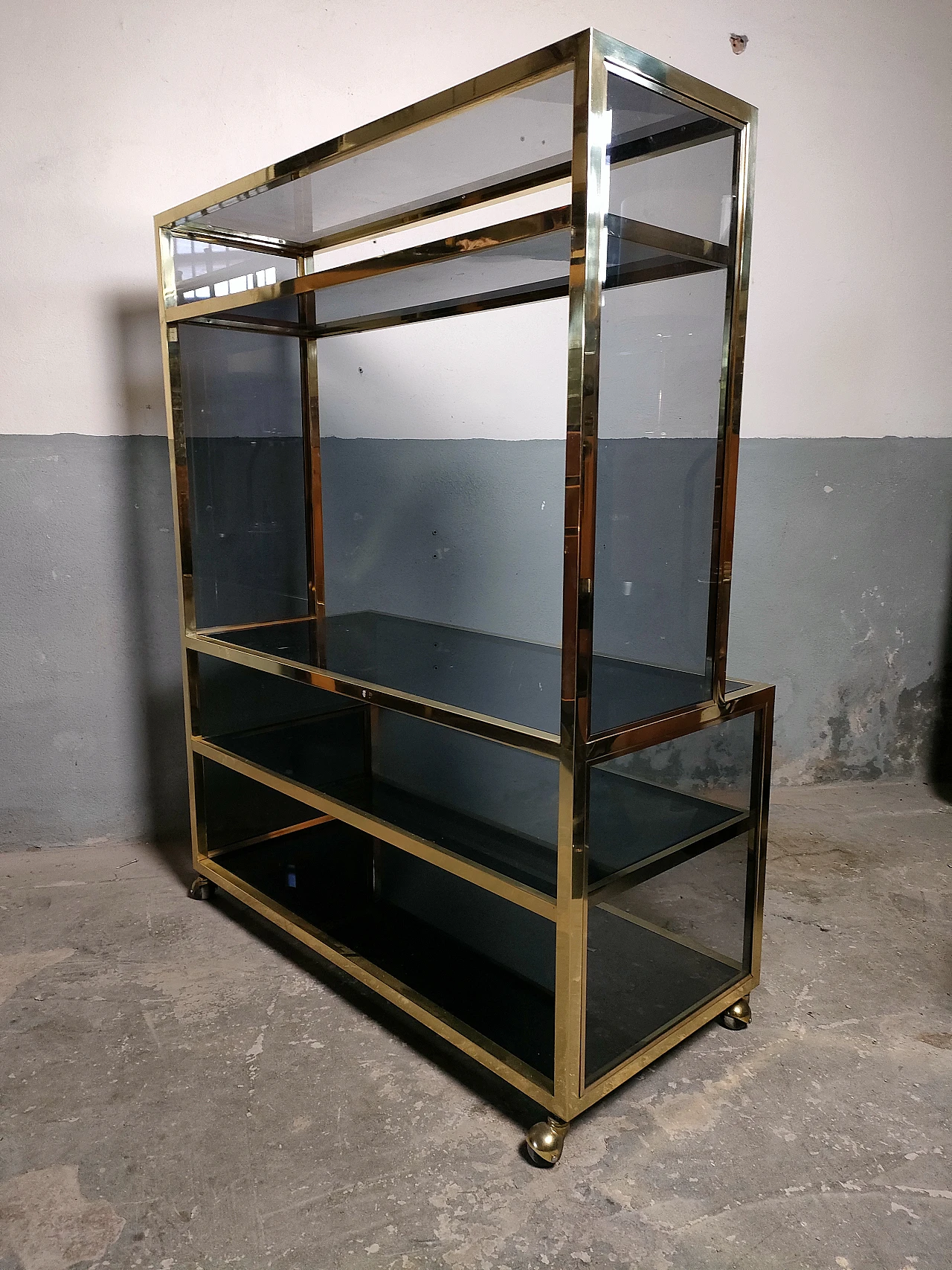 70s TV stand in brass and bronzed glass 9