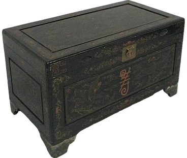 Oriental Chinese trunk in lacquered wood and pure gold figures from the 1900s