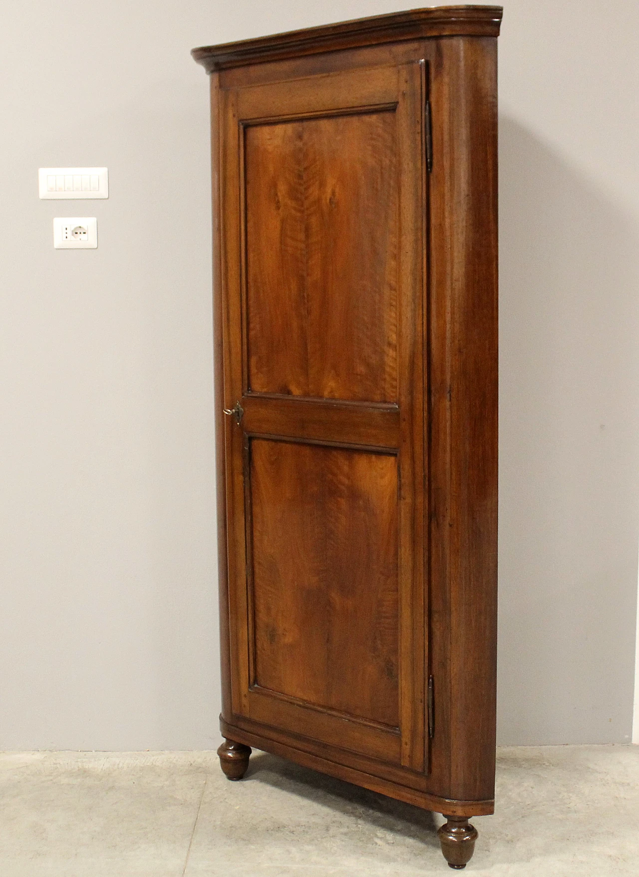 Italian Louis Philippe corner cabinet walnut, 1 of 2, 19th century 4