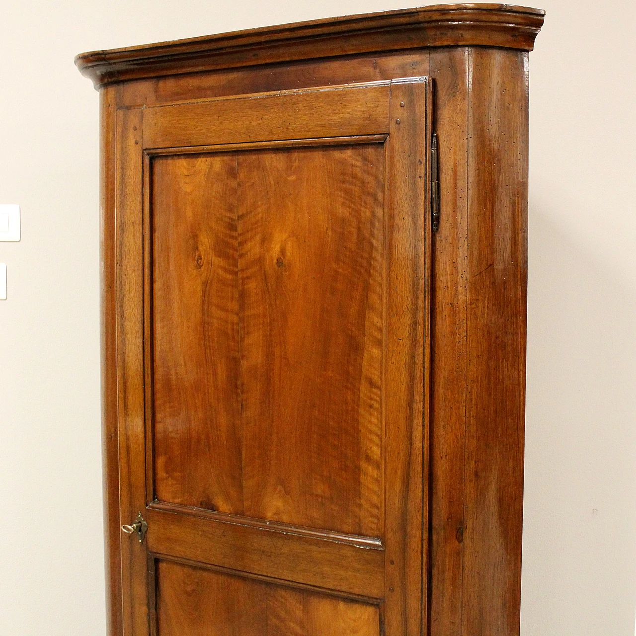 Italian Louis Philippe corner cabinet walnut, 1 of 2, 19th century 6