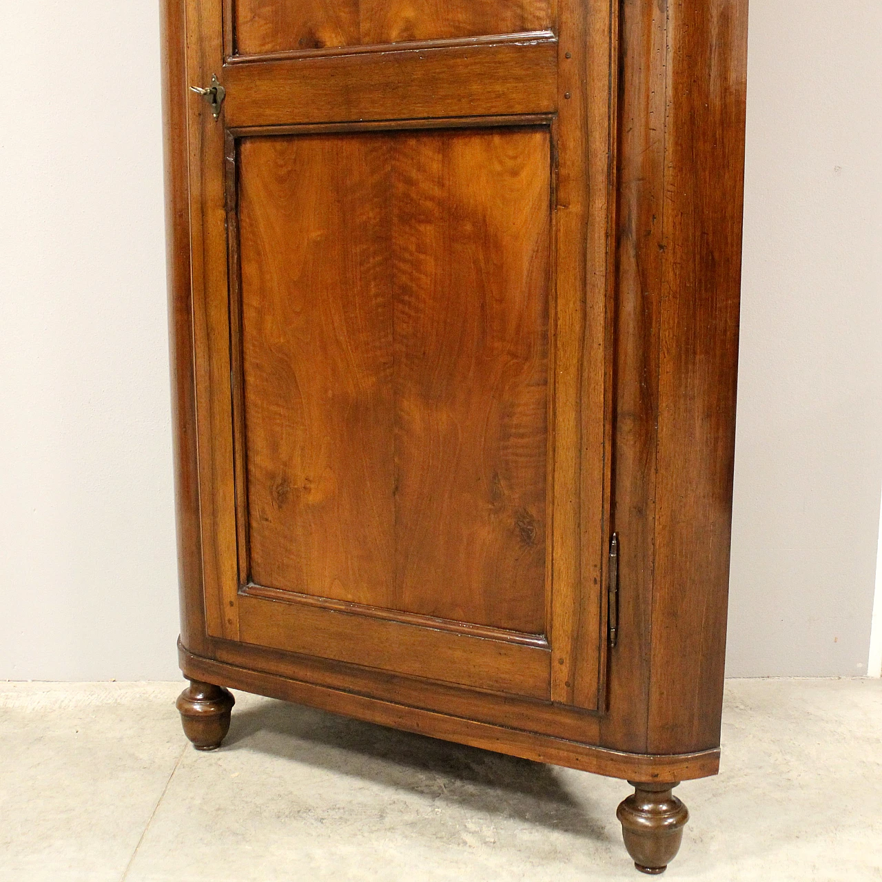 Italian Louis Philippe corner cabinet walnut, 1 of 2, 19th century 7