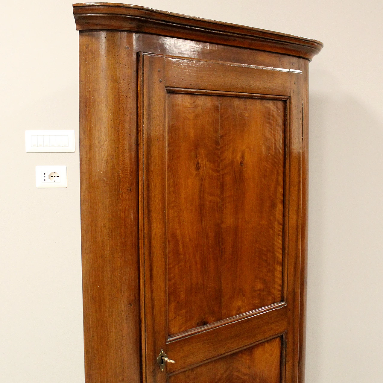 Italian Louis Philippe corner cabinet walnut, 1 of 2, 19th century 8