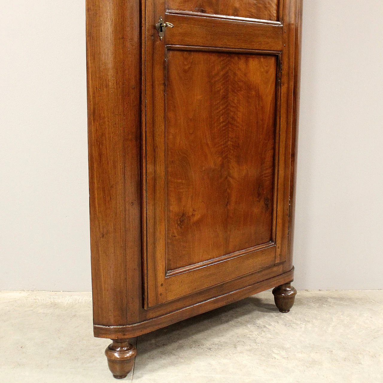 Italian Louis Philippe corner cabinet walnut, 1 of 2, 19th century 9