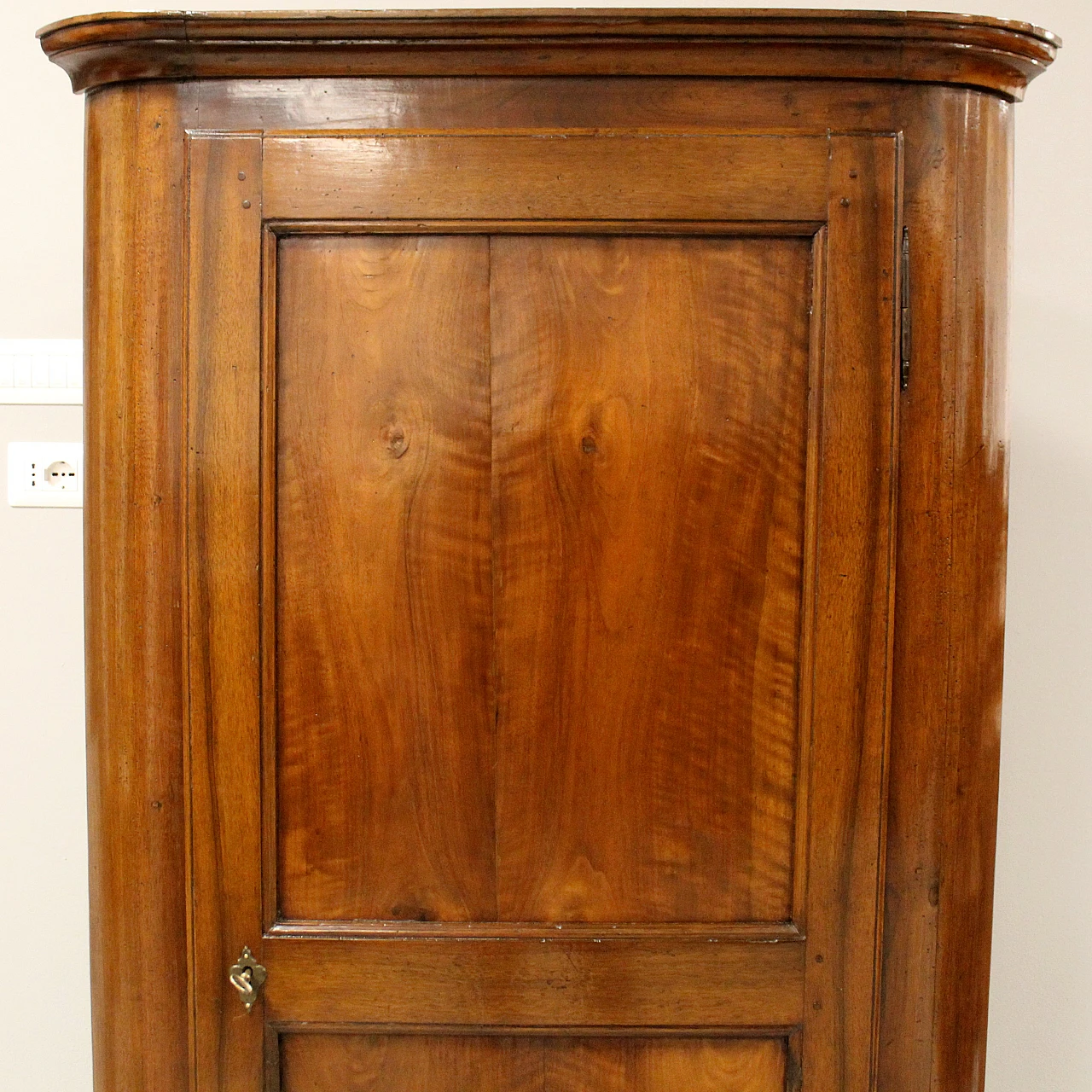 Italian Louis Philippe corner cabinet walnut, 1 of 2, 19th century 10