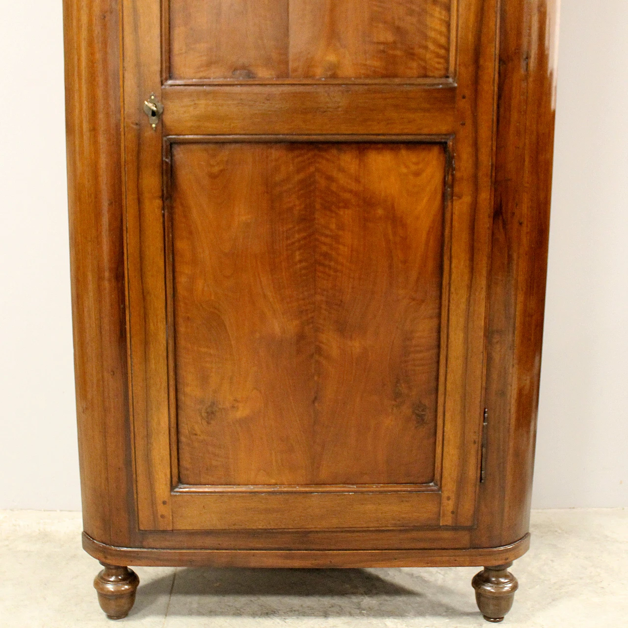 Italian Louis Philippe corner cabinet walnut, 1 of 2, 19th century 11