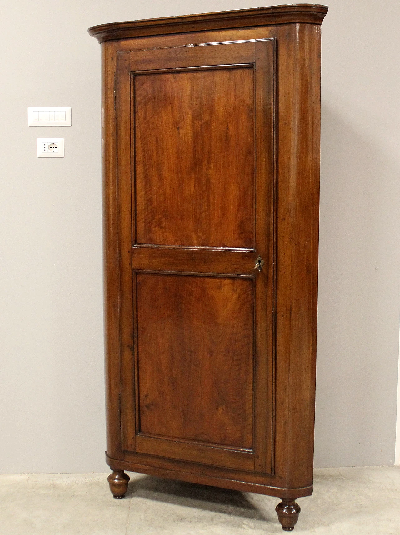 Louis Philippe corner cabinet in  Italian walnut, 1 of 2, 19th century 1