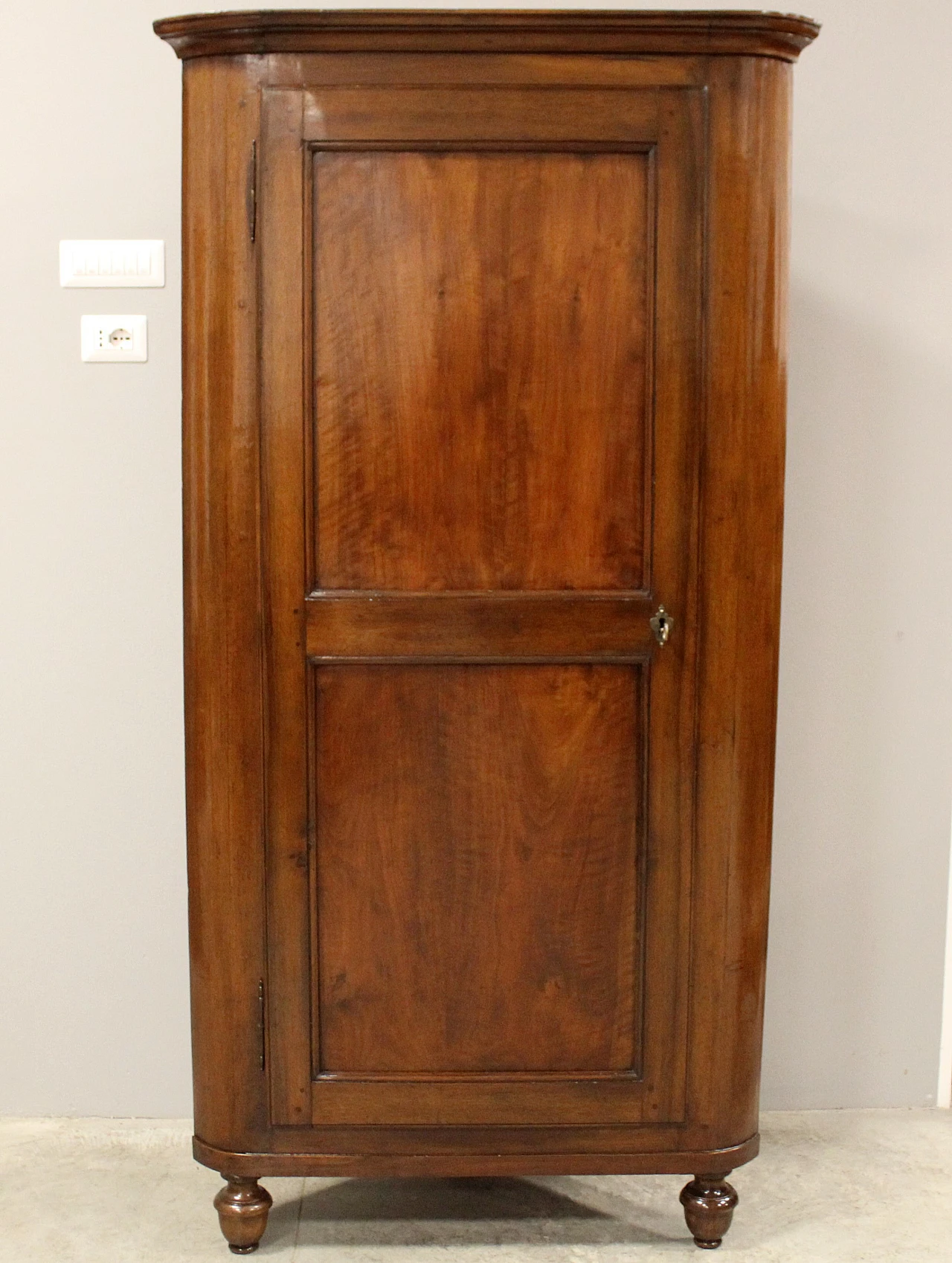 Louis Philippe corner cabinet in  Italian walnut, 1 of 2, 19th century 2