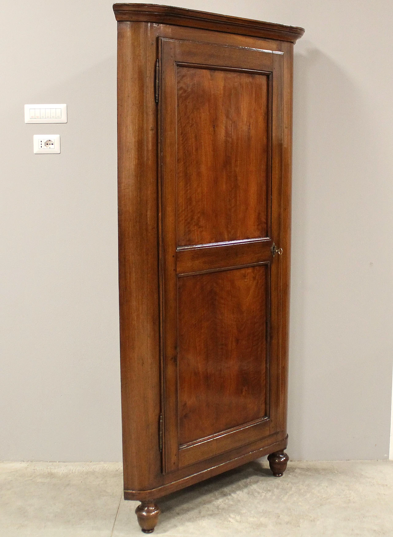 Louis Philippe corner cabinet in  Italian walnut, 1 of 2, 19th century 3