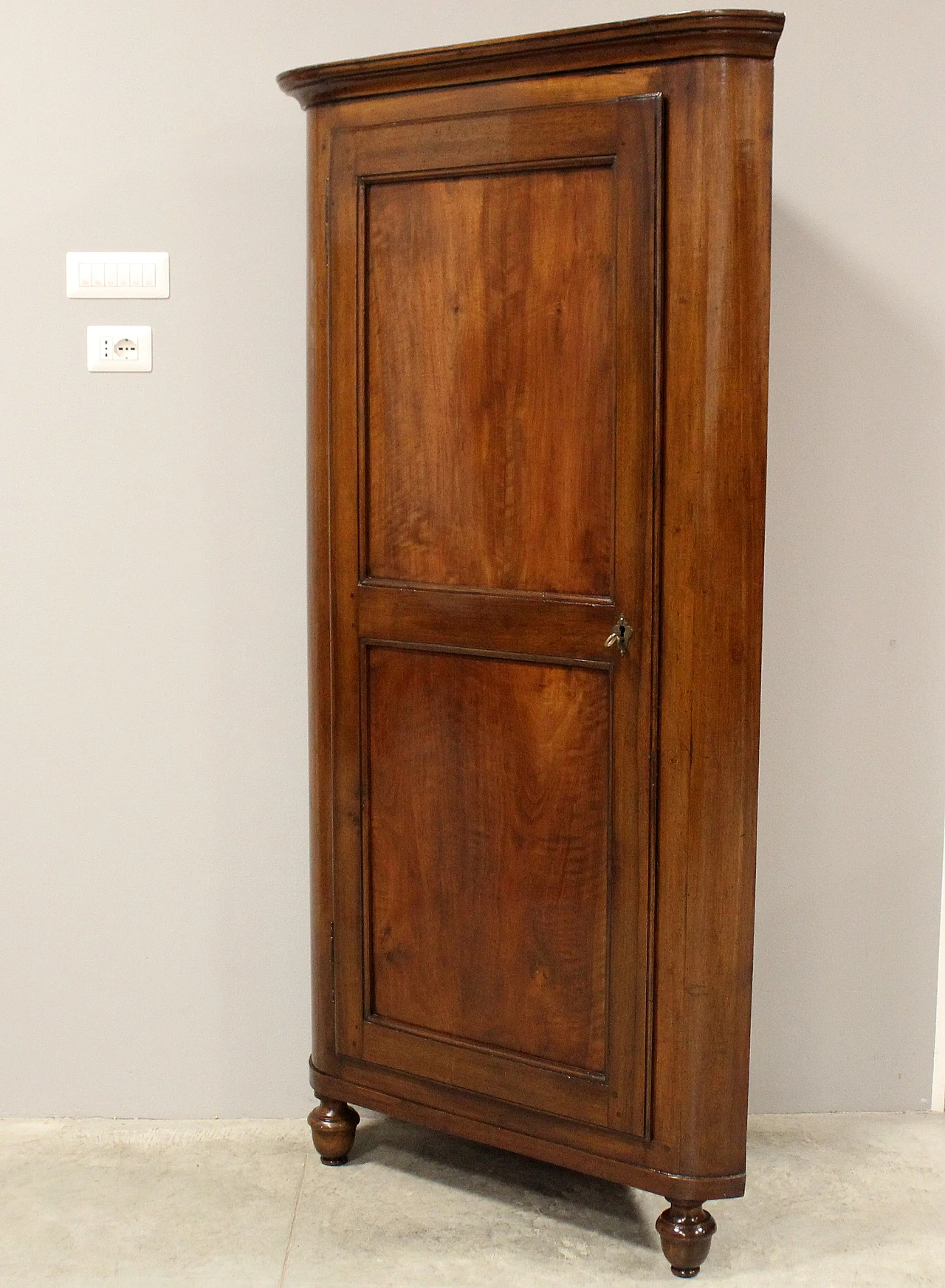 Louis Philippe corner cabinet in  Italian walnut, 1 of 2, 19th century 4