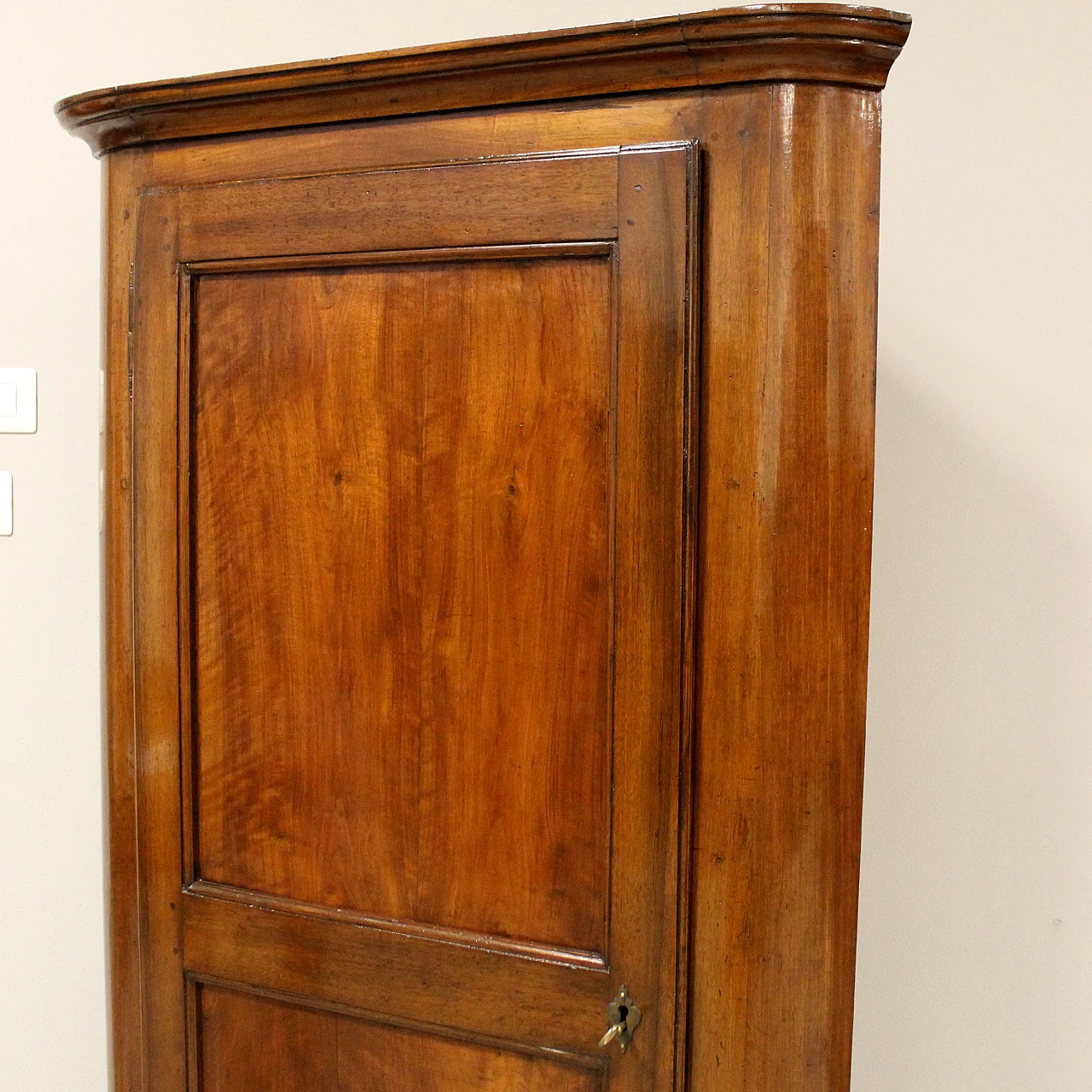 Louis Philippe corner cabinet in  Italian walnut, 1 of 2, 19th century 6