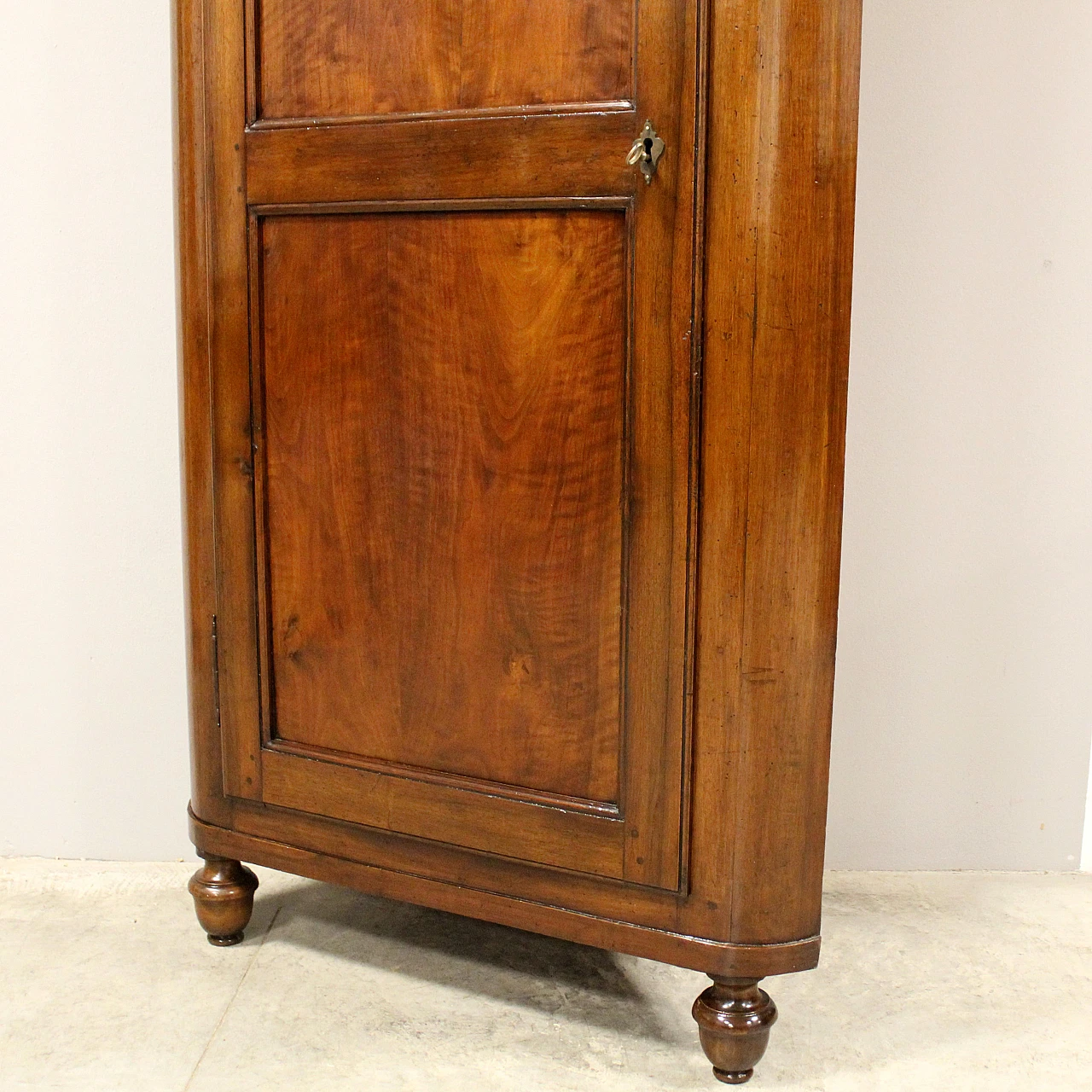 Louis Philippe corner cabinet in  Italian walnut, 1 of 2, 19th century 7