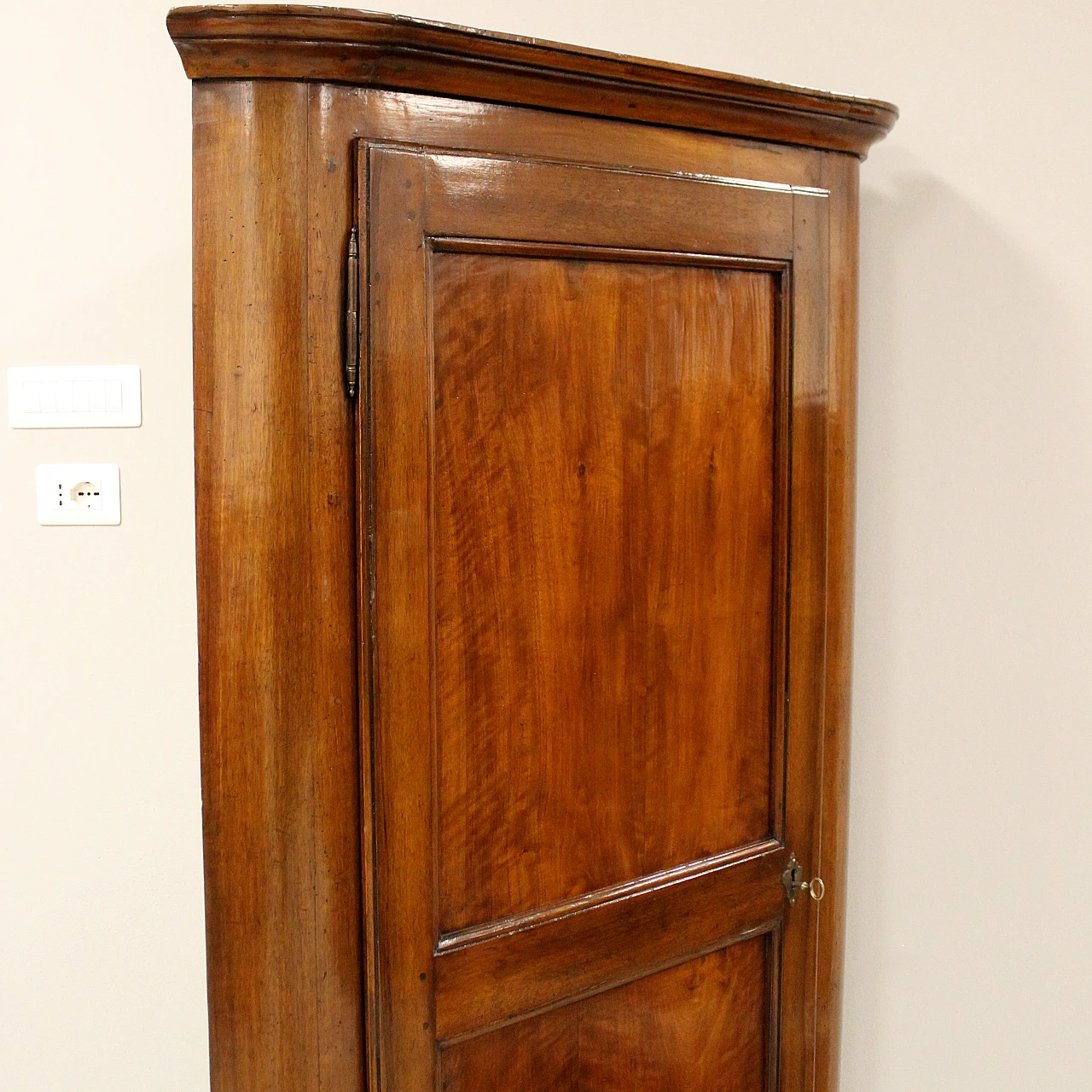 Louis Philippe corner cabinet in  Italian walnut, 1 of 2, 19th century 8