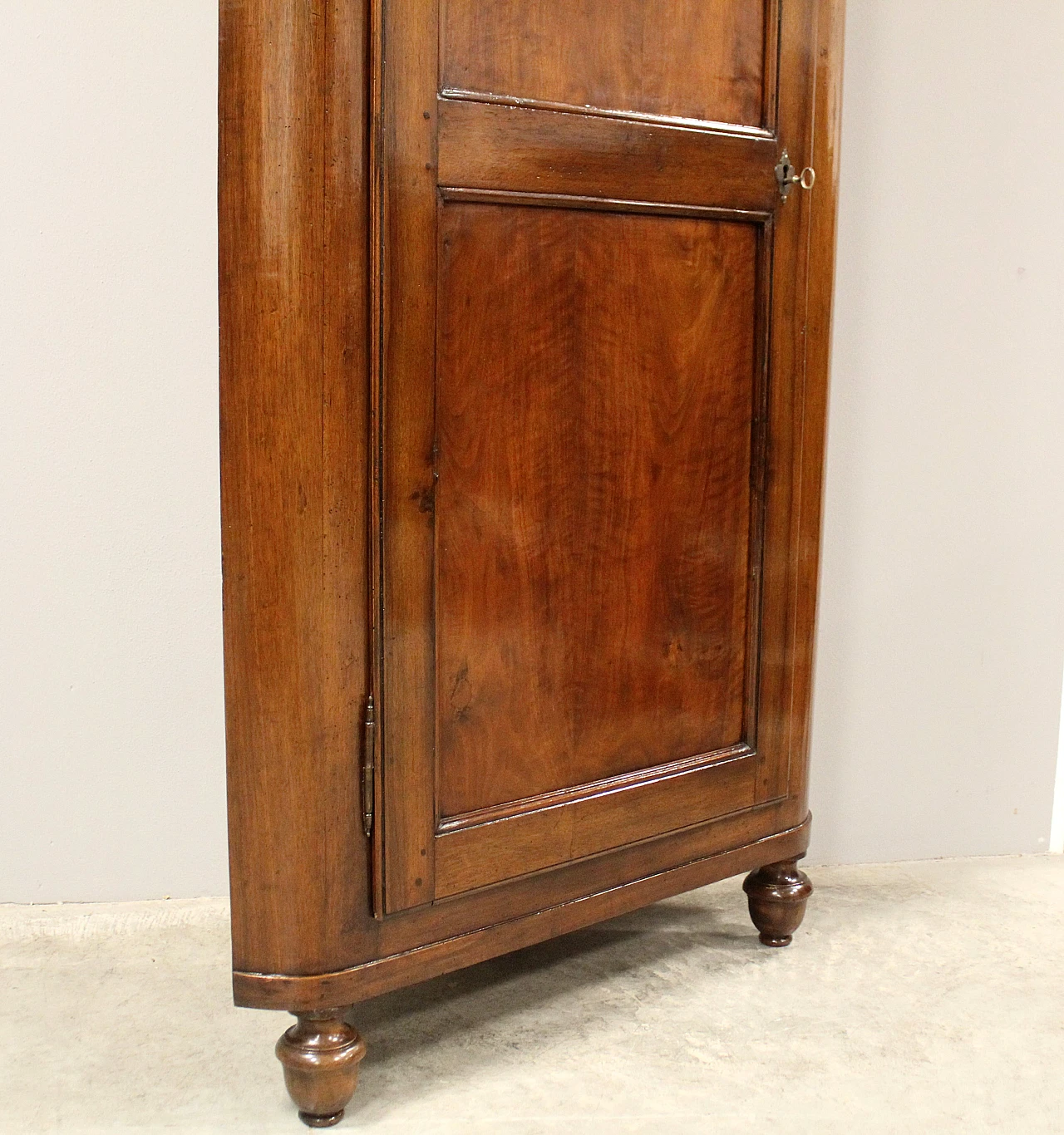 Louis Philippe corner cabinet in  Italian walnut, 1 of 2, 19th century 9