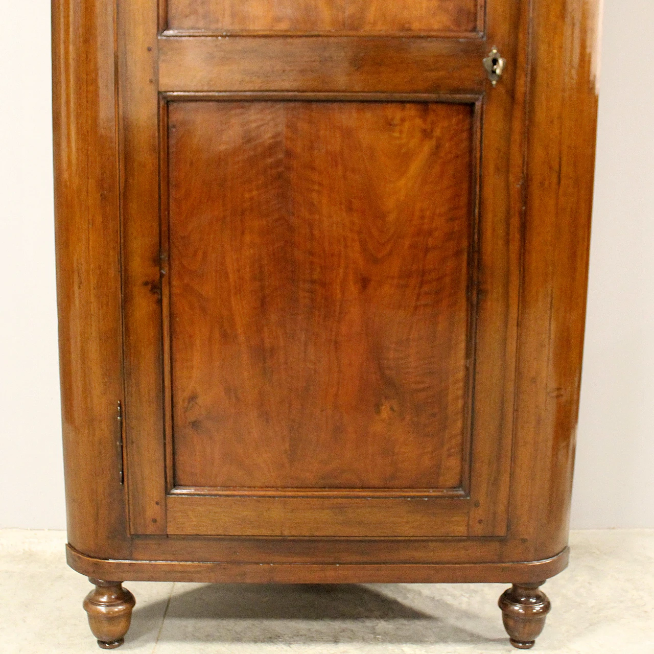 Louis Philippe corner cabinet in  Italian walnut, 1 of 2, 19th century 11