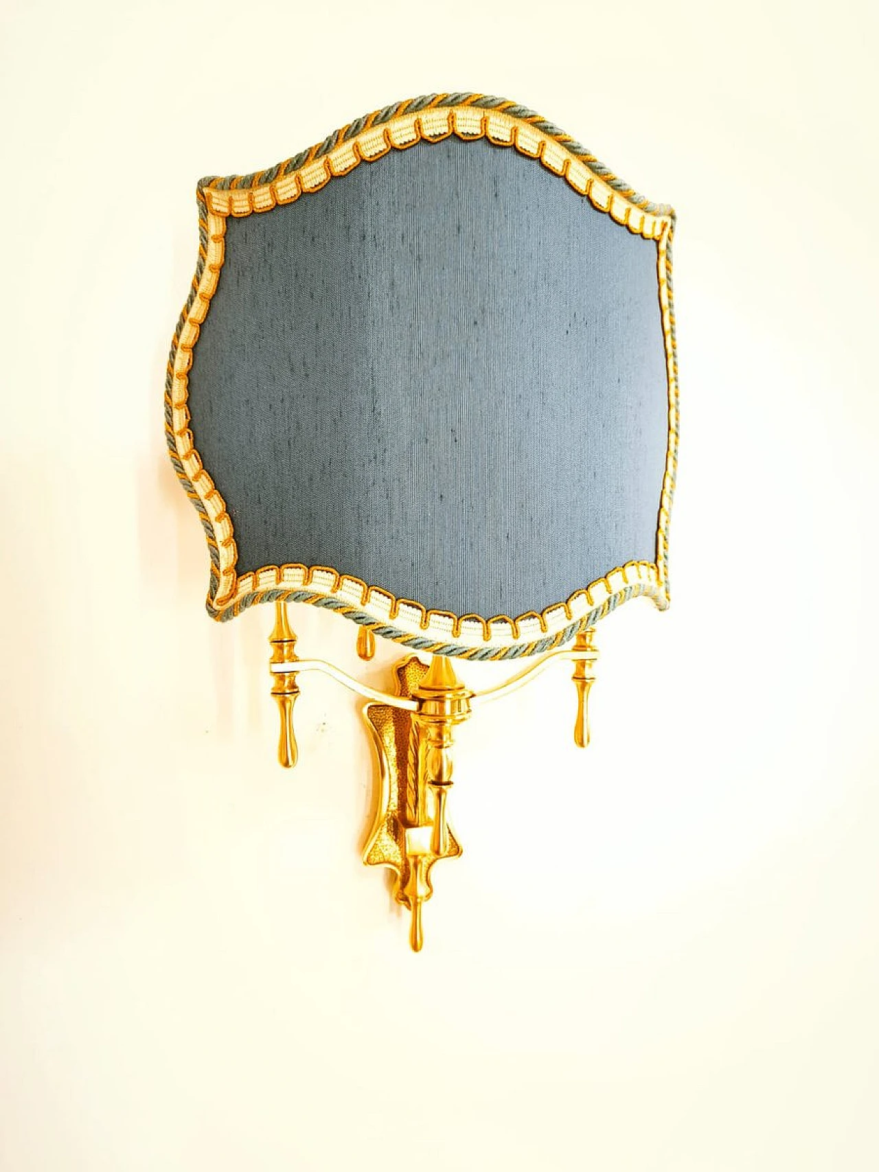 Brass wall light with decorated fan, 1950s 4