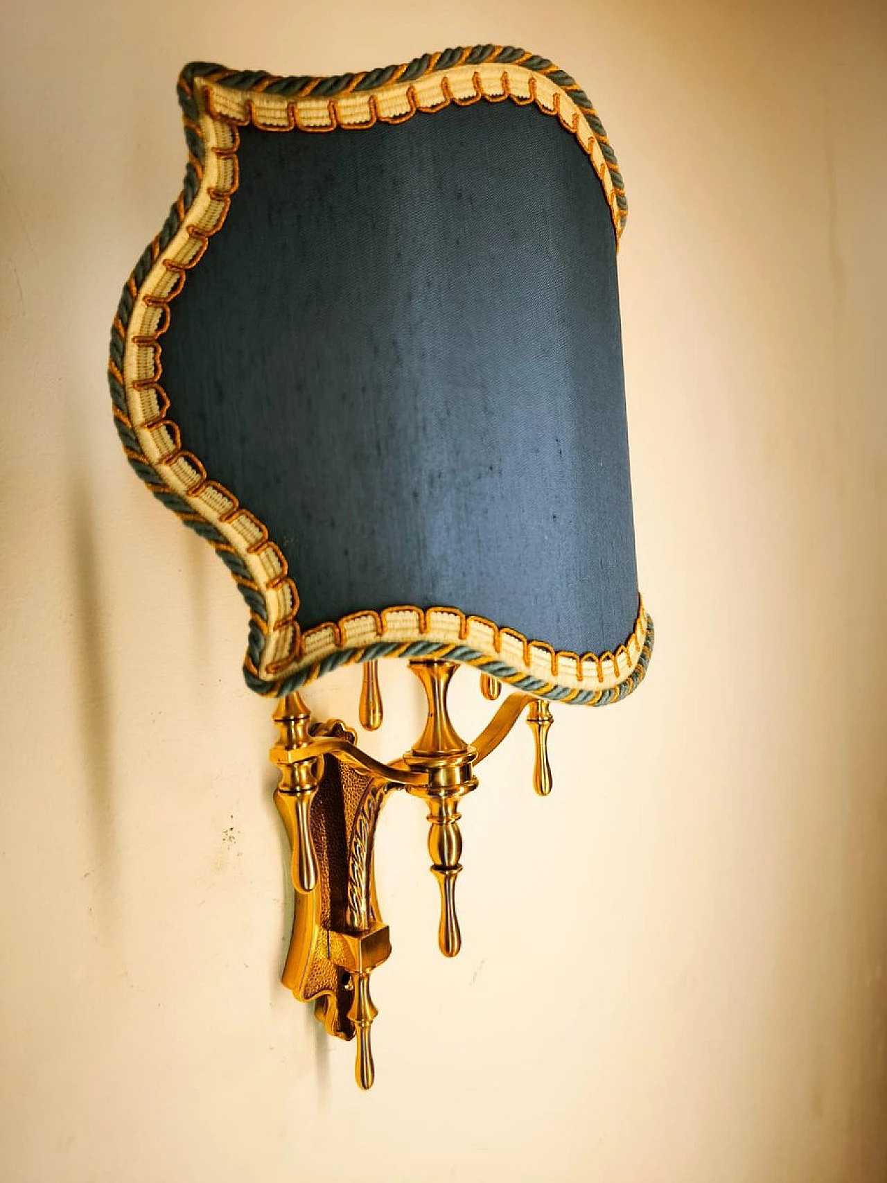 Brass wall light with decorated fan, 1950s 5