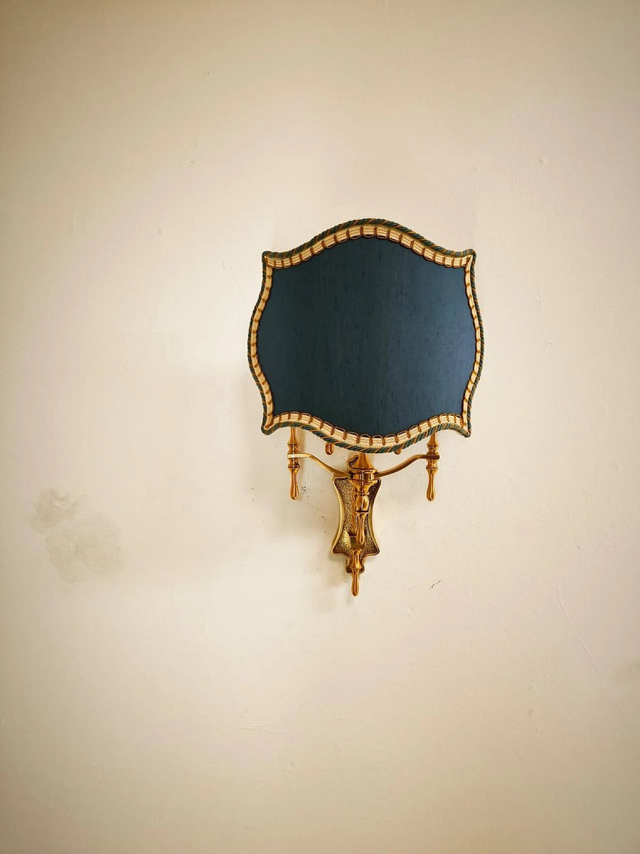 Brass wall light with decorated fan, 1950s 6