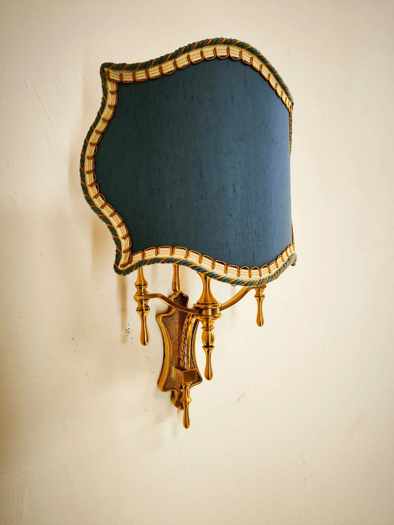 Brass wall light with decorated fan, 1950s 7