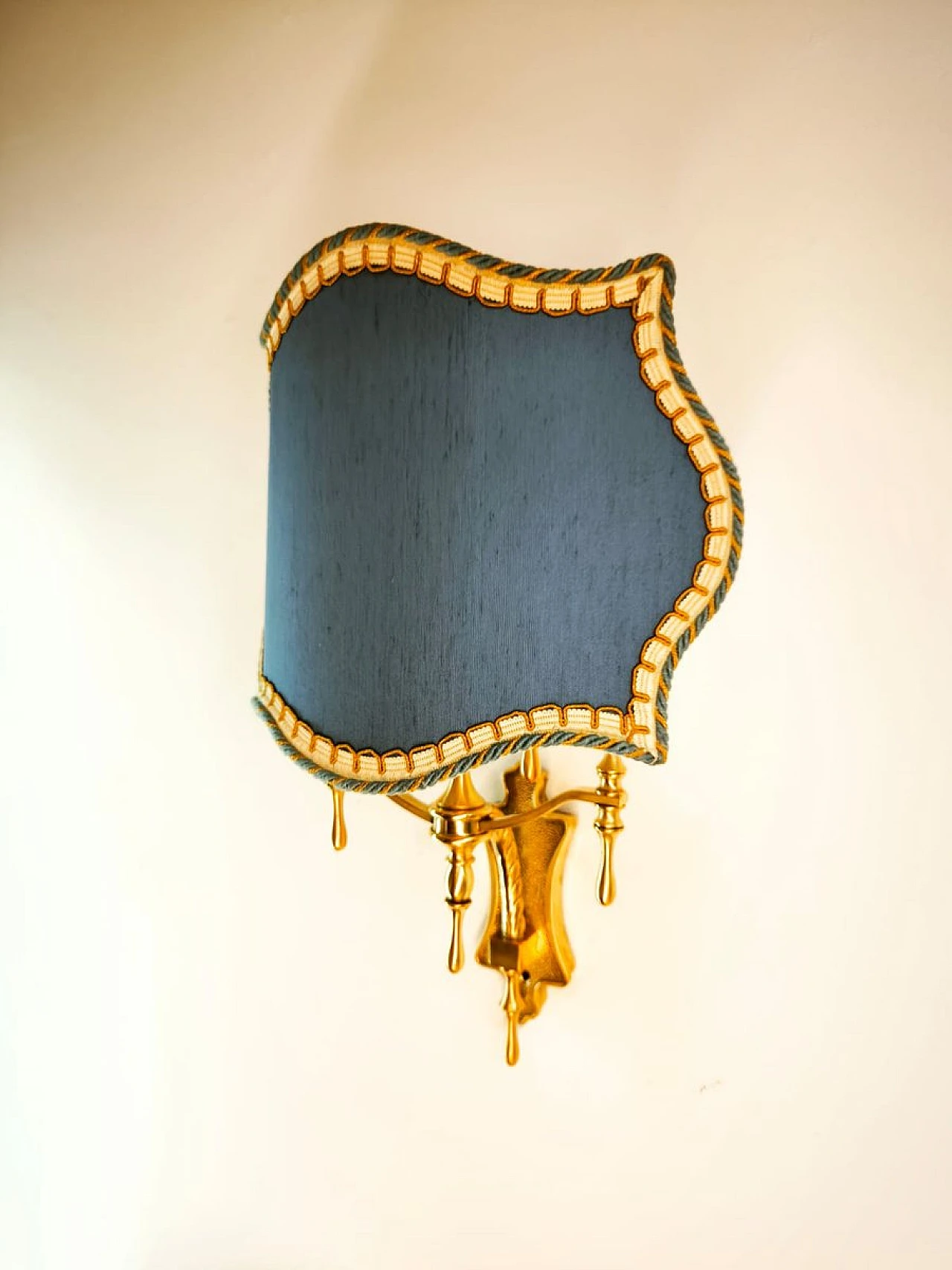 Brass wall light with decorated fan, 1950s 12