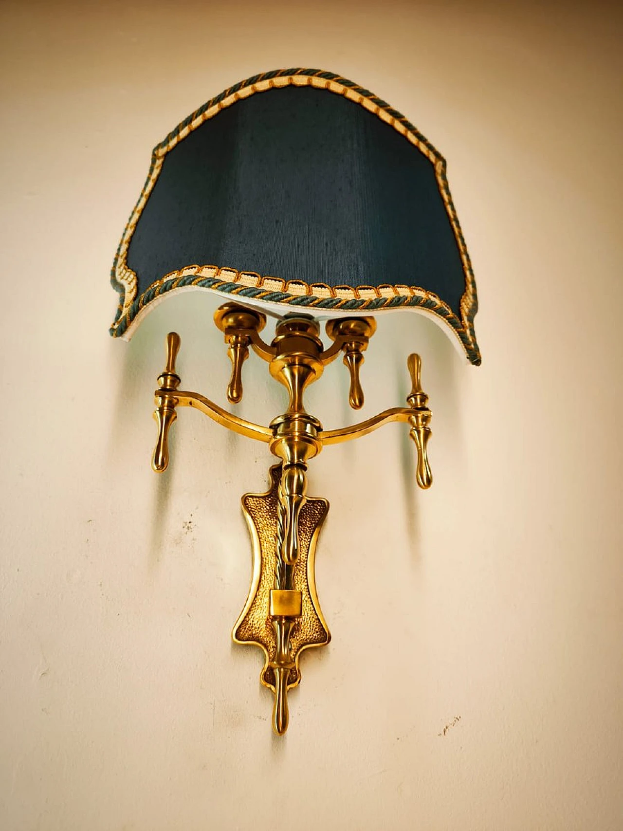 Brass wall light with decorated fan, 1950s 15