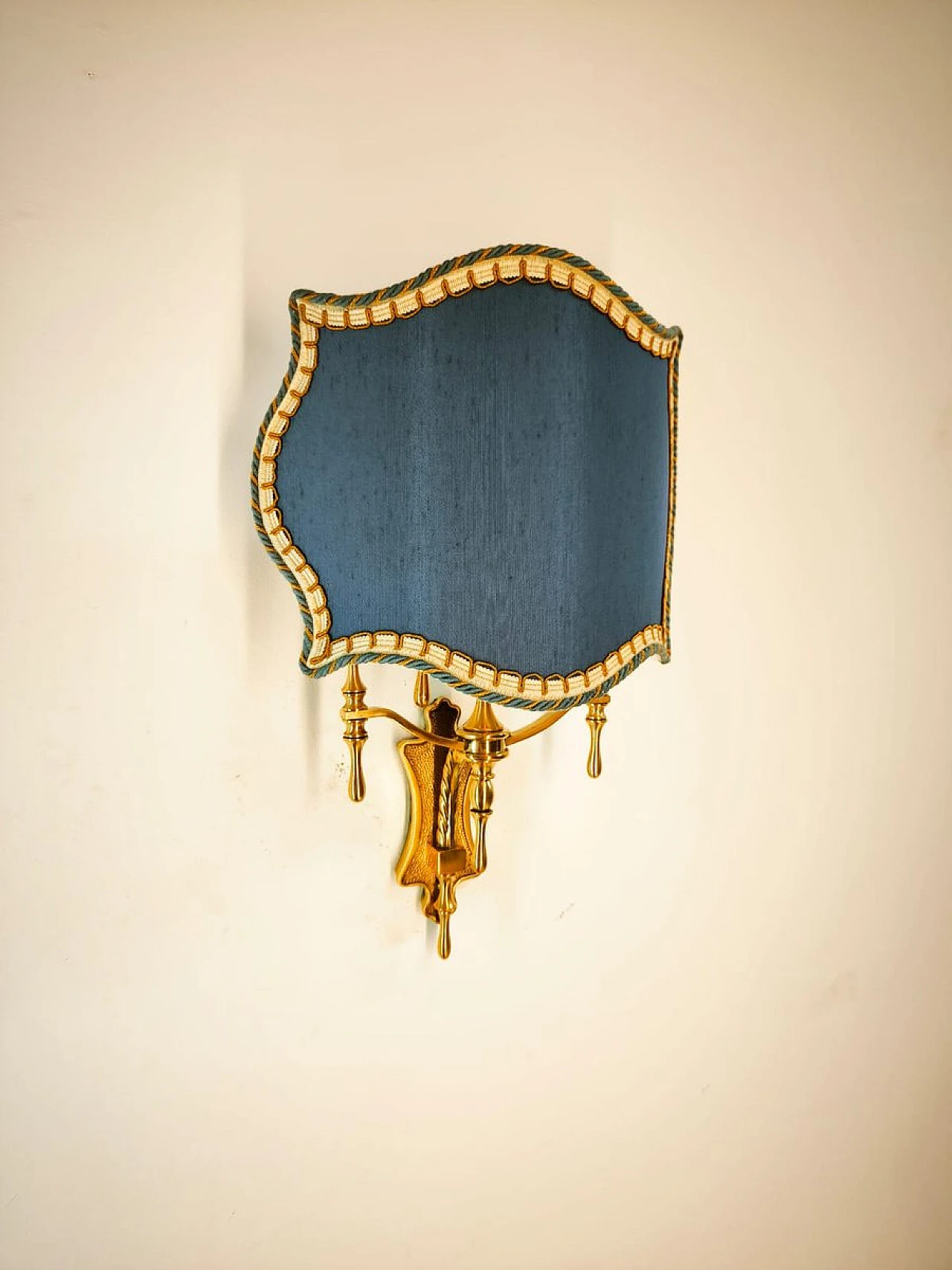 Brass wall light with decorated fan, 1950s 16