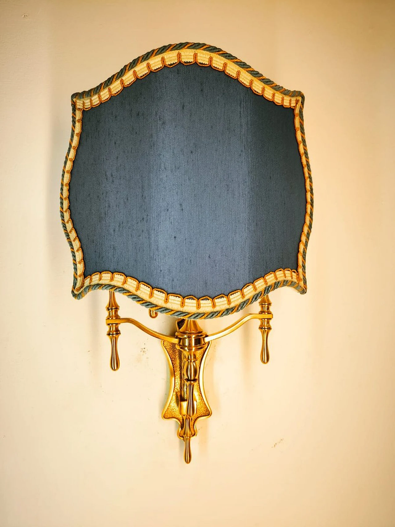 Brass wall light with decorated fan, 1950s 18