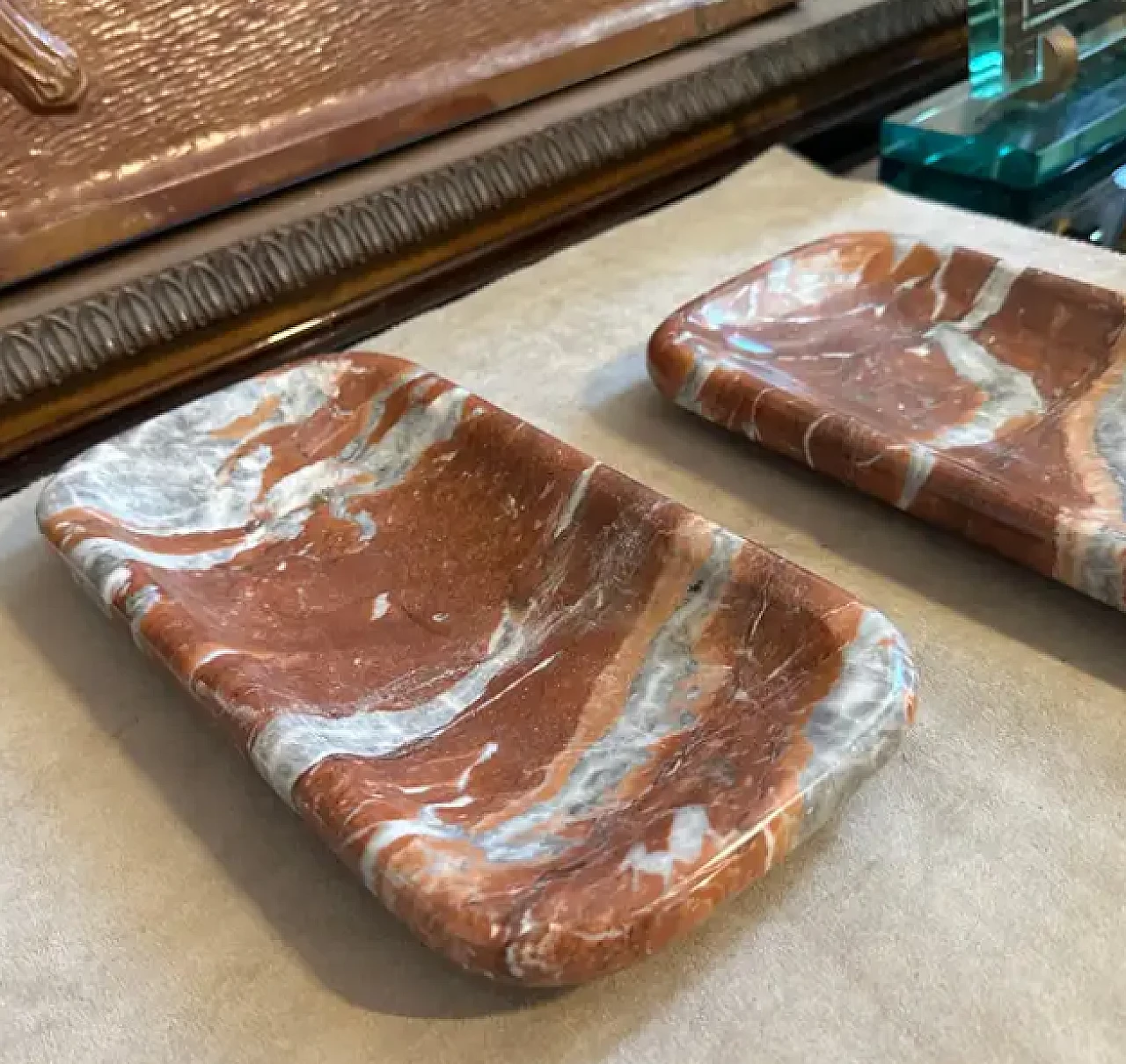 Pair of white and red marble rectangular clutches, 1930s 3